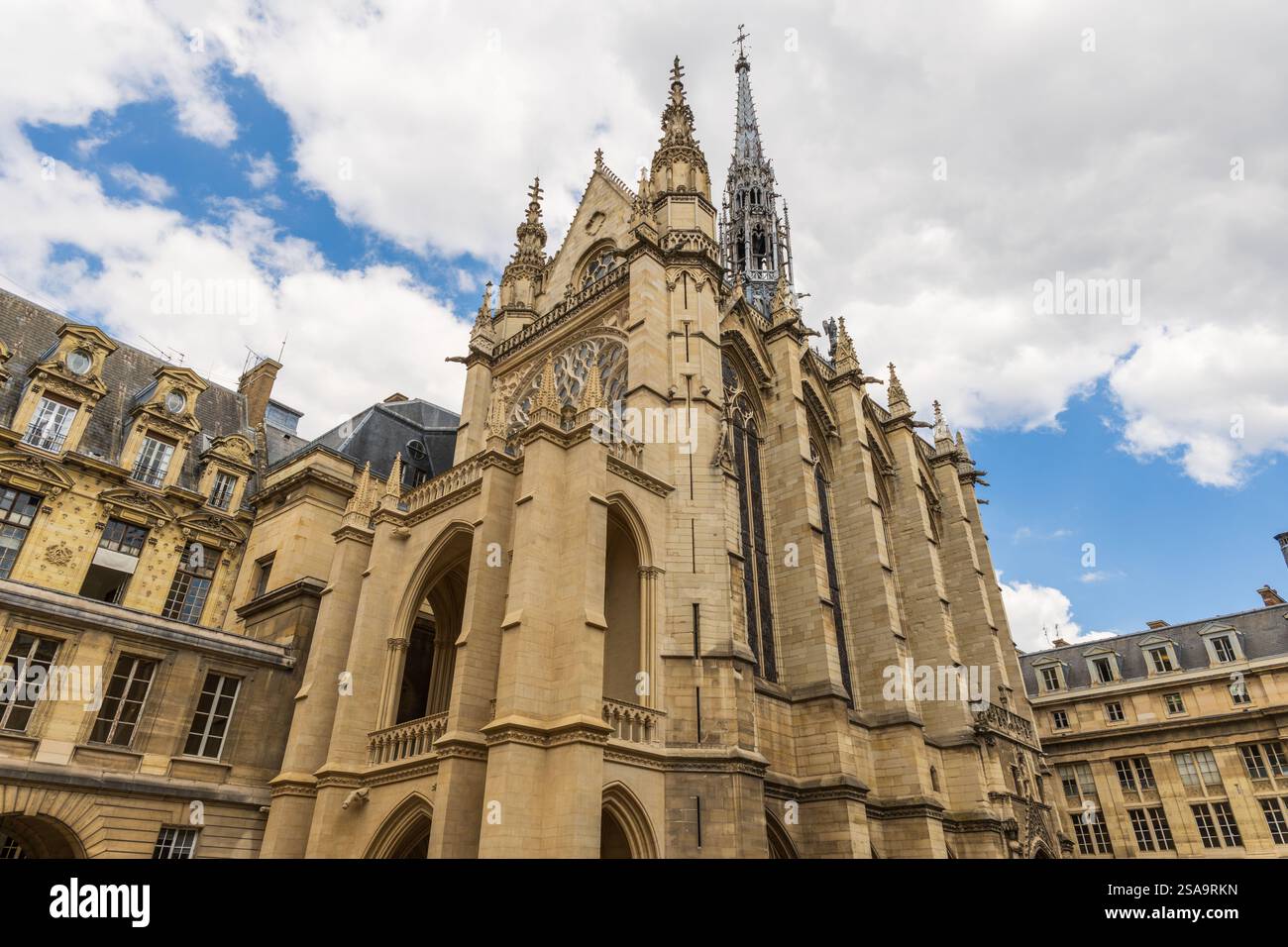 Paris, Frankreich - 24. Juni 2024 : Außenansicht der Fassade der Sainte-Chapelle, einer königlichen Kapelle im gotischen Stil und Residenz der Könige von Frankreich Stockfoto