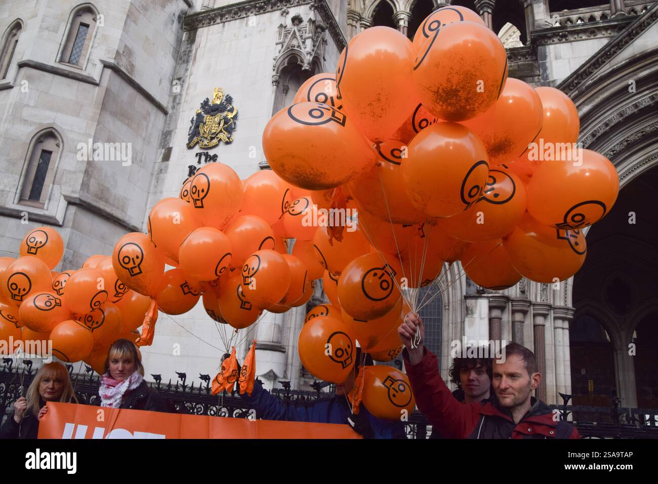 London, England, Großbritannien. Januar 2025. Just Stop Oil-Mitglieder halten Ballons mit dem JSO-Logo, während sich Demonstranten vor den königlichen Gerichten versammeln, um Just Stop Oil-Aktivisten zu unterstützen, die gegen ihre Verurteilungen appellieren. 16 Aktivisten, bekannt als „Lord Walney 16“, sind derzeit wegen Klimaprotesten im Gefängnis. (Kreditbild: © Vuk Valcic/ZUMA Press Wire) NUR REDAKTIONELLE VERWENDUNG! Nicht für kommerzielle ZWECKE! Stockfoto