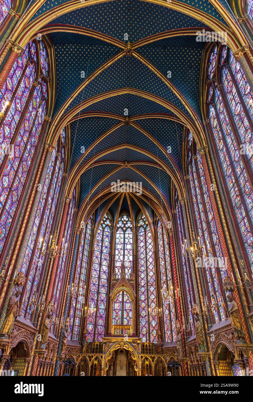 Paris, Frankreich - 24. Juni 2024 : Blick auf die großen Buntglasfenster an der Süd- und Nordwand von Sainte-Chapelle mit Blick auf die Apsis des Stockfoto