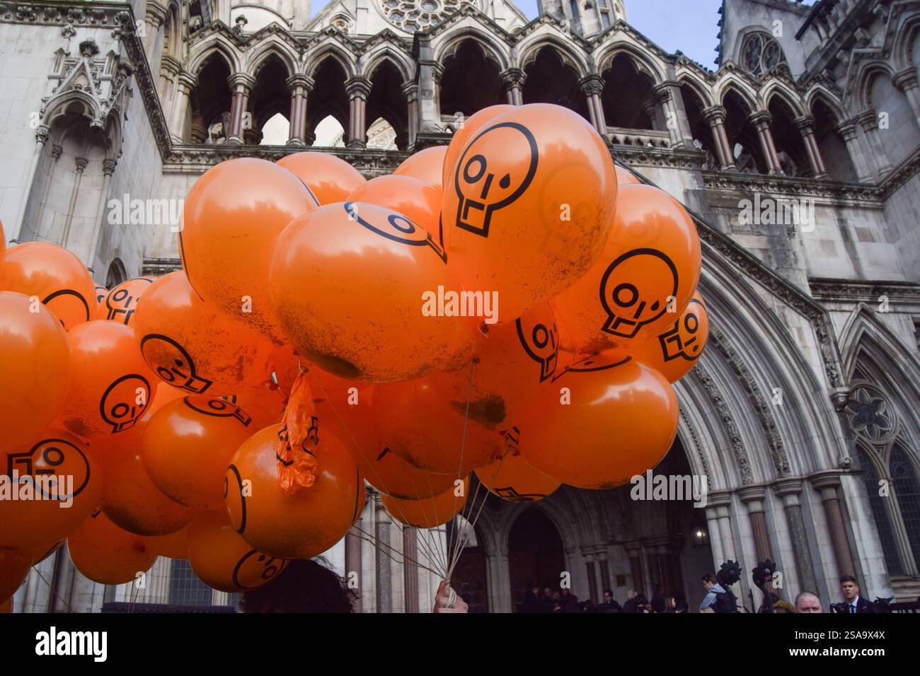 London, England, Großbritannien. Januar 2025. Just Stop Oil-Mitglieder halten Ballons mit dem JSO-Logo, während sich Demonstranten vor den königlichen Gerichten versammeln, um Just Stop Oil-Aktivisten zu unterstützen, die gegen ihre Verurteilungen appellieren. 16 Aktivisten, bekannt als „Lord Walney 16“, sind derzeit wegen Klimaprotesten im Gefängnis. (Kreditbild: © Vuk Valcic/ZUMA Press Wire) NUR REDAKTIONELLE VERWENDUNG! Nicht für kommerzielle ZWECKE! Stockfoto