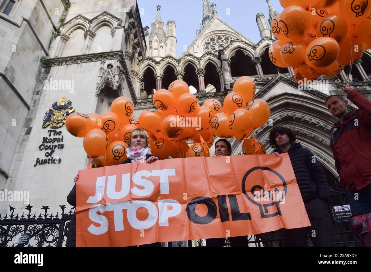 London, England, Großbritannien. Januar 2025. Just Stop Oil-Mitglieder halten Ballons mit dem JSO-Logo, während sich Demonstranten vor den königlichen Gerichten versammeln, um Just Stop Oil-Aktivisten zu unterstützen, die gegen ihre Verurteilungen appellieren. 16 Aktivisten, bekannt als „Lord Walney 16“, sind derzeit wegen Klimaprotesten im Gefängnis. (Kreditbild: © Vuk Valcic/ZUMA Press Wire) NUR REDAKTIONELLE VERWENDUNG! Nicht für kommerzielle ZWECKE! Stockfoto