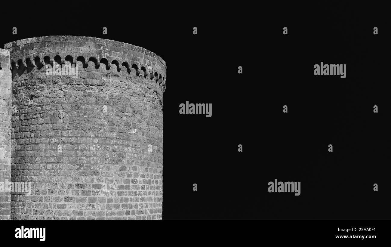 Mittelalterliche Militärarchitektur in Italien. Orvieto antike Stadtmauern mit rundem Turm Schwarz-weiß mit Kopierraum) Stockfoto