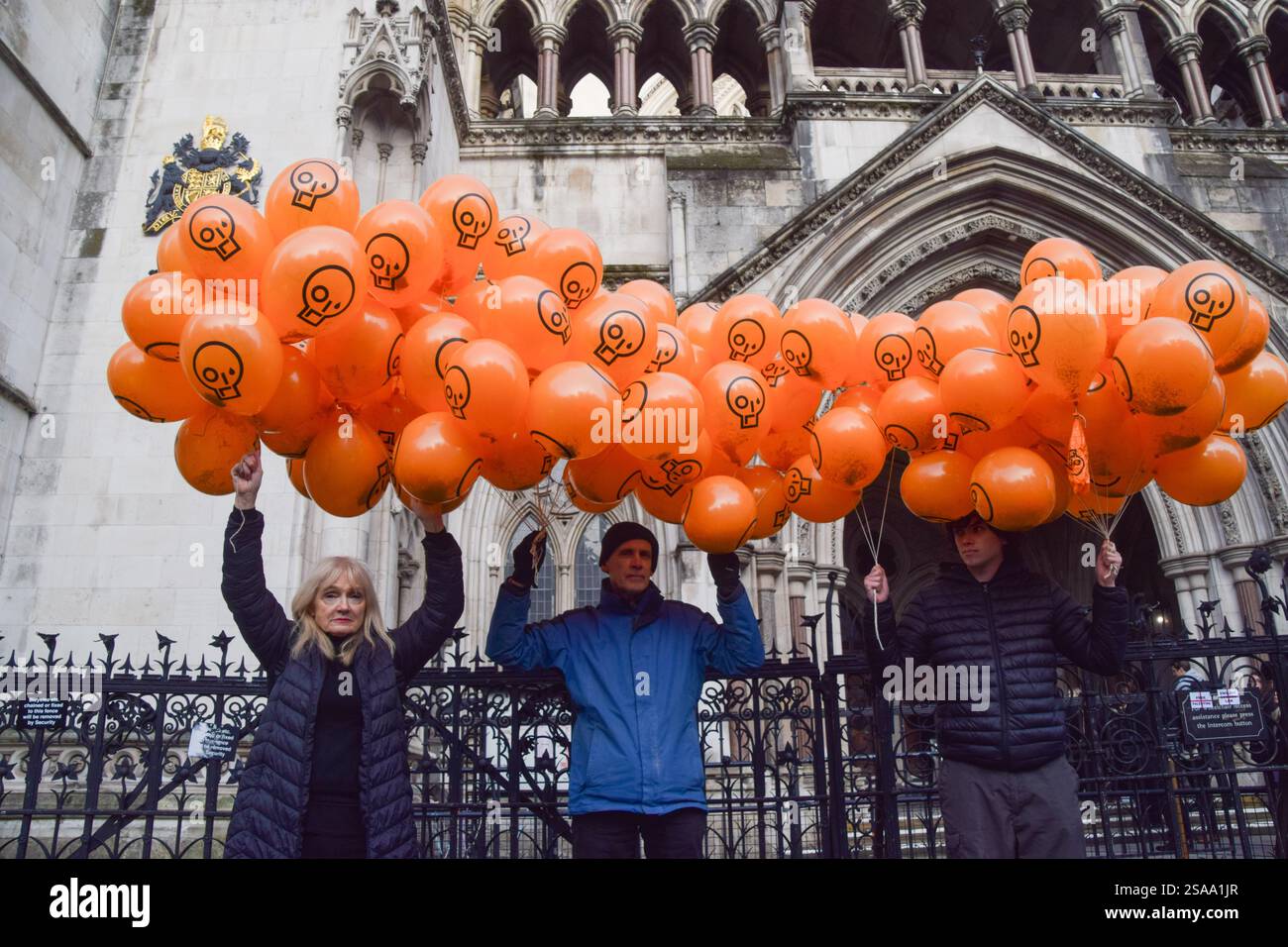London, England, Großbritannien. Januar 2025. Just Stop Oil-Mitglieder halten Ballons mit dem JSO-Logo, während sich Demonstranten vor den königlichen Gerichten versammeln, um Just Stop Oil-Aktivisten zu unterstützen, die gegen ihre Verurteilungen appellieren. 16 Aktivisten, bekannt als „Lord Walney 16“, sind derzeit wegen Klimaprotesten im Gefängnis. (Kreditbild: © Vuk Valcic/ZUMA Press Wire) NUR REDAKTIONELLE VERWENDUNG! Nicht für kommerzielle ZWECKE! Stockfoto