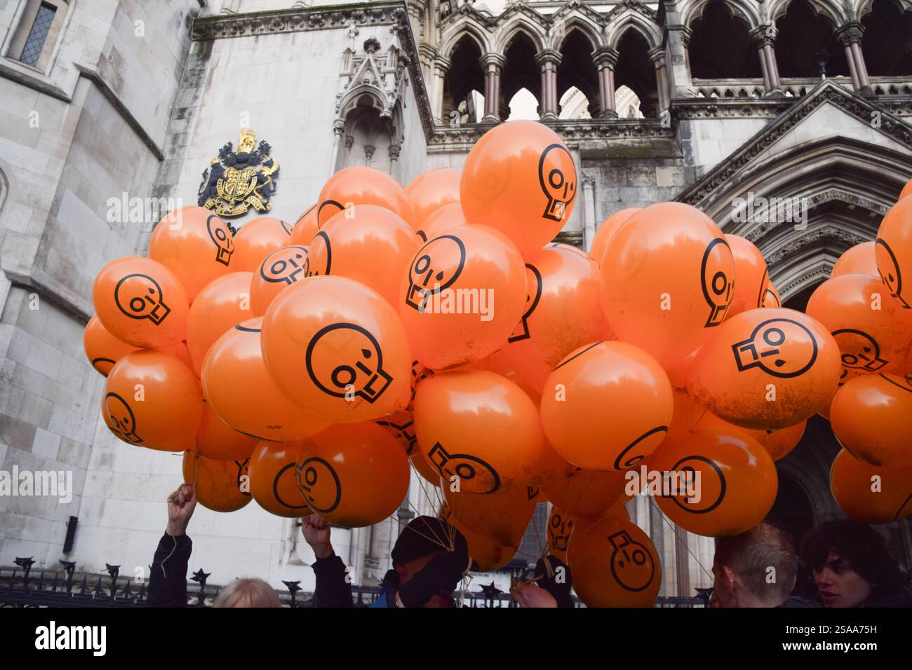 London, Großbritannien. Januar 2025. Just Stop Oil-Mitglieder halten Ballons mit dem JSO-Logo, während sich Demonstranten vor den königlichen Gerichten versammeln, um Just Stop Oil-Aktivisten zu unterstützen, die gegen ihre Verurteilungen Berufung einlegen. 16 Aktivisten, bekannt als „Lord Walney 16“, wurden wegen Klimaprotesten inhaftiert. Quelle: Vuk Valcic/Alamy Live News Stockfoto