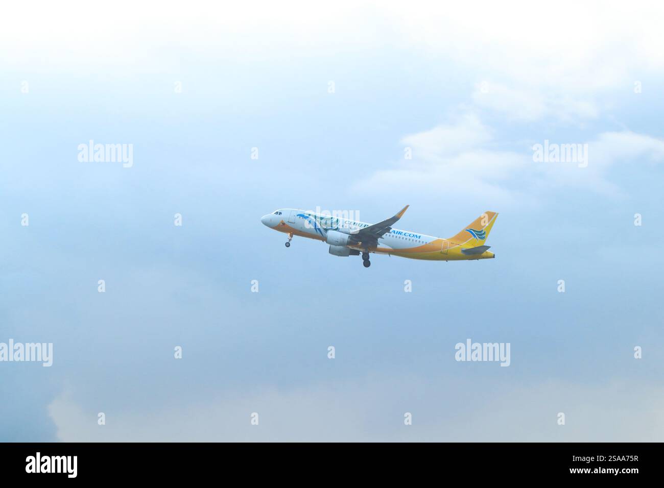 Dumaguete City, Negros Oriental, Philippinen - 22. Januar 2025: Ein Cebu Pacific Air Bus fährt an Land Stockfoto