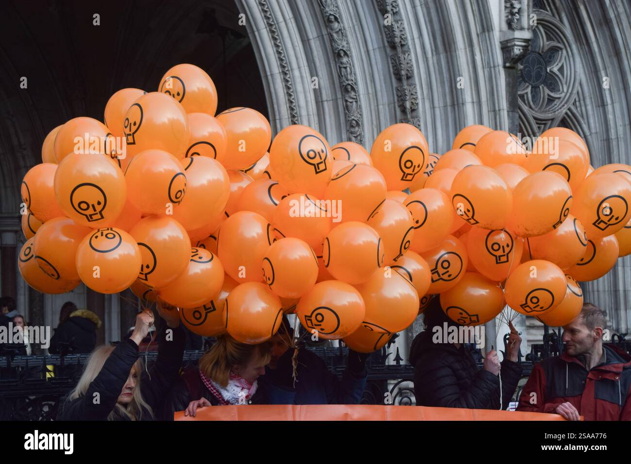 London, Großbritannien. Januar 2025. Just Stop Oil-Mitglieder halten Ballons mit dem JSO-Logo, während sich Demonstranten vor den königlichen Gerichten versammeln, um Just Stop Oil-Aktivisten zu unterstützen, die gegen ihre Verurteilungen Berufung einlegen. 16 Aktivisten, bekannt als „Lord Walney 16“, wurden wegen Klimaprotesten inhaftiert. Quelle: Vuk Valcic/Alamy Live News Stockfoto