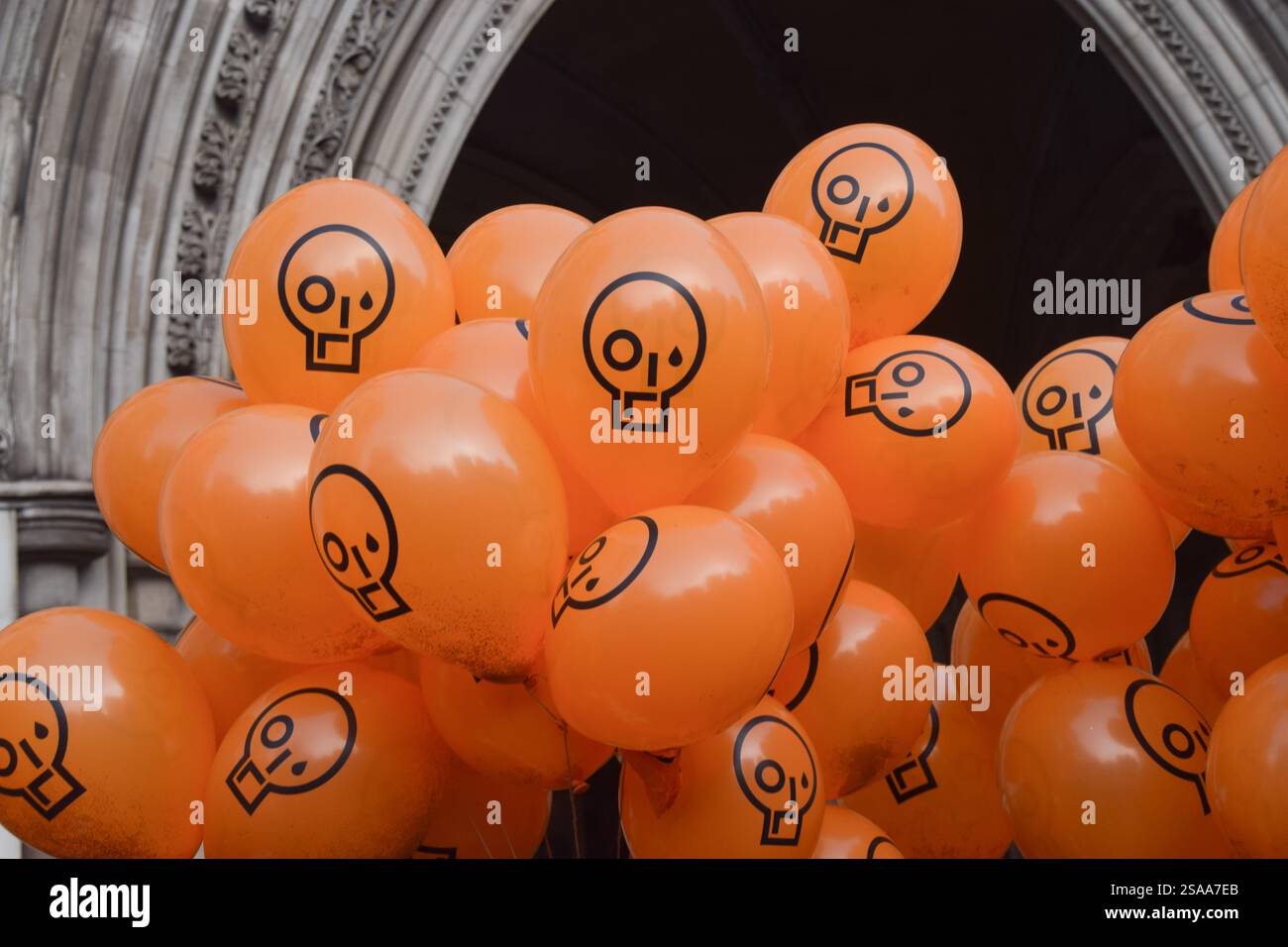 London, Großbritannien. Januar 2025. Just Stop Oil-Mitglieder halten Ballons mit dem JSO-Logo, während sich Demonstranten vor den königlichen Gerichten versammeln, um Just Stop Oil-Aktivisten zu unterstützen, die gegen ihre Verurteilungen Berufung einlegen. 16 Aktivisten, bekannt als „Lord Walney 16“, wurden wegen Klimaprotesten inhaftiert. Quelle: Vuk Valcic/Alamy Live News Stockfoto