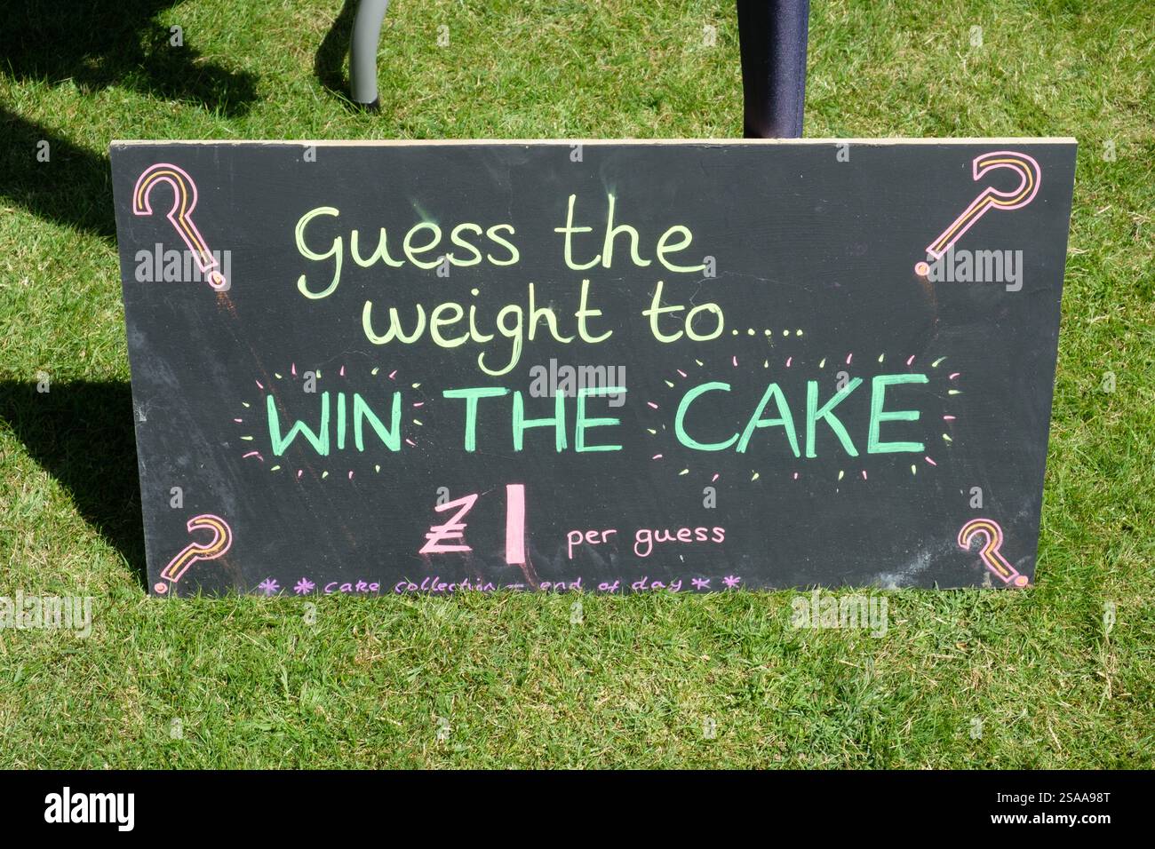 Ein handdekoriertes Schild, um das Gewicht des Kuchenwettbewerbs auf einem Dorffest zu erraten Stockfoto