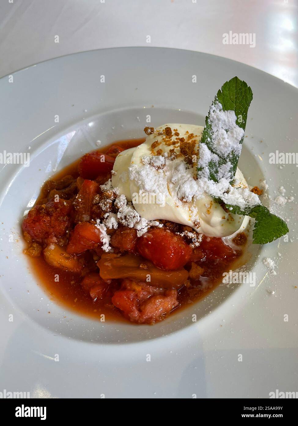 Früchte mit Eis und Minzblättern. - Smartphone-aufgenommenes Stockfoto