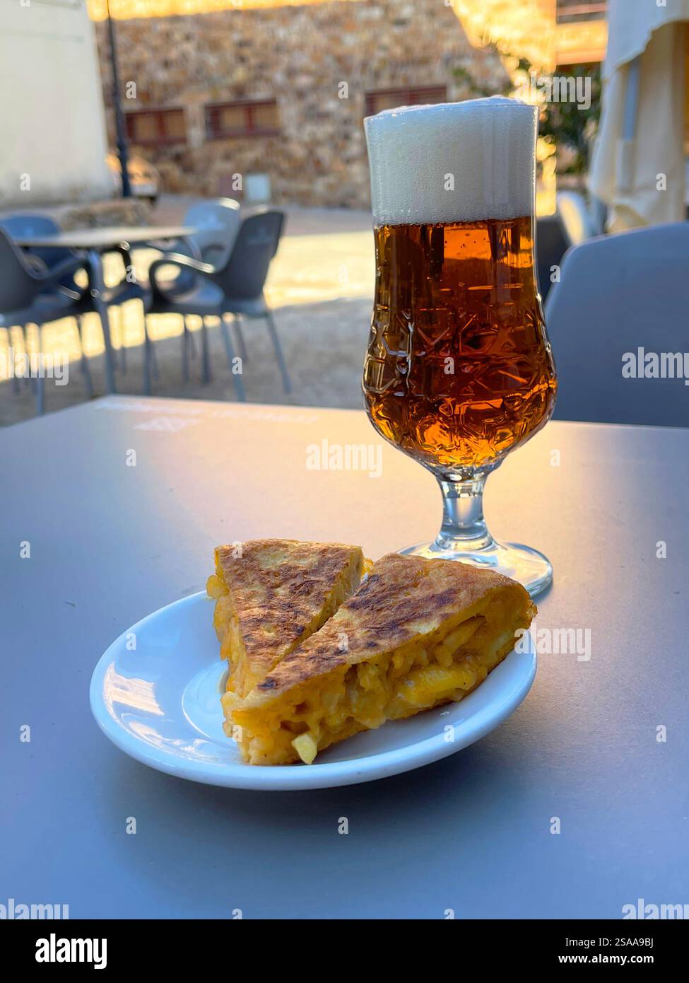 Ein Glas Bier mit spanischem Omelett auf der Terrasse. Spanien. - Smartphone-aufgenommenes Stockfoto