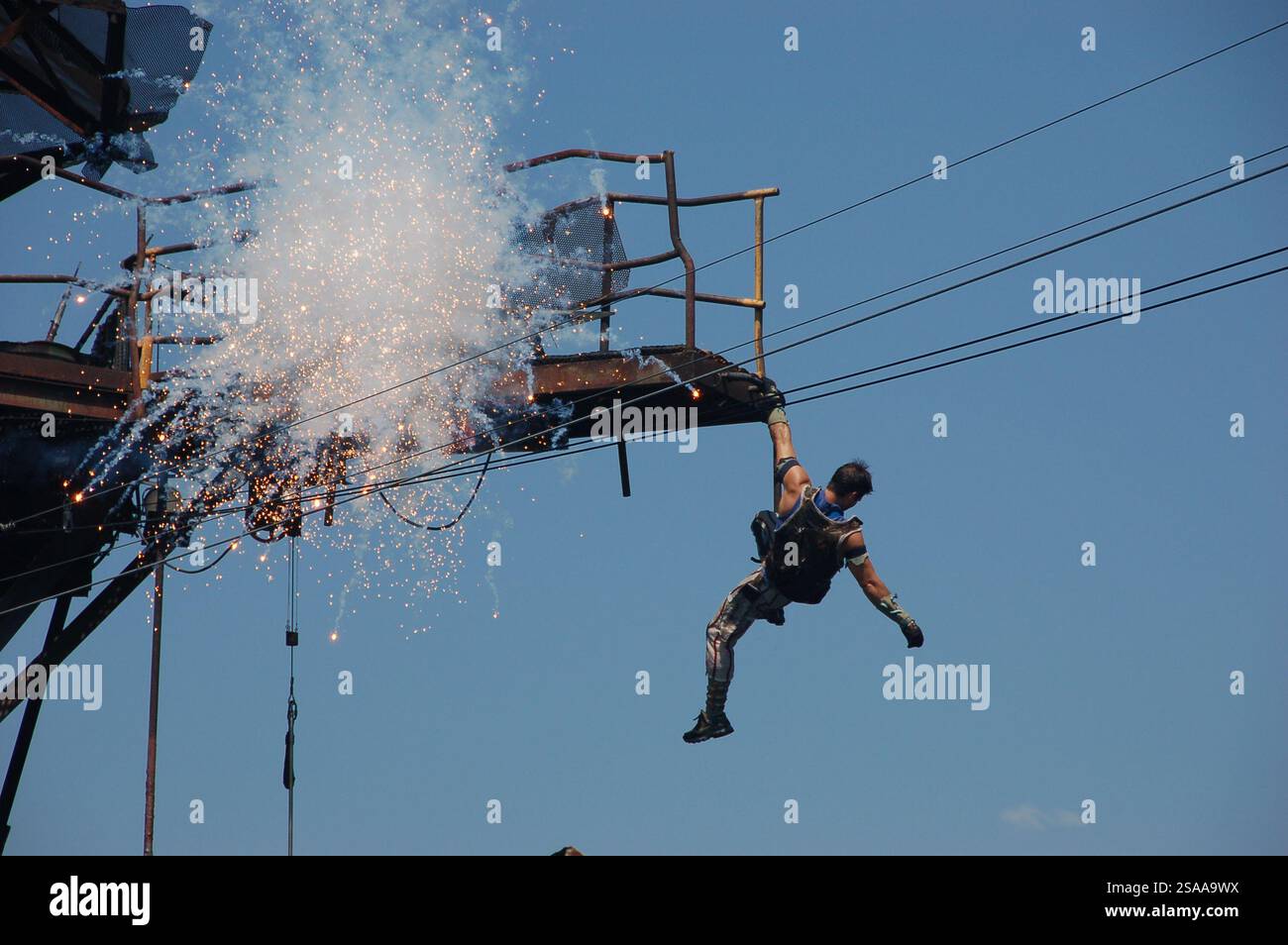 Stuntdarsteller führen energiereiche Actionsequenzen in der aufregenden Live-Show Waterworld in den Universal Studios Hollywood mit Explosionen durch Stockfoto