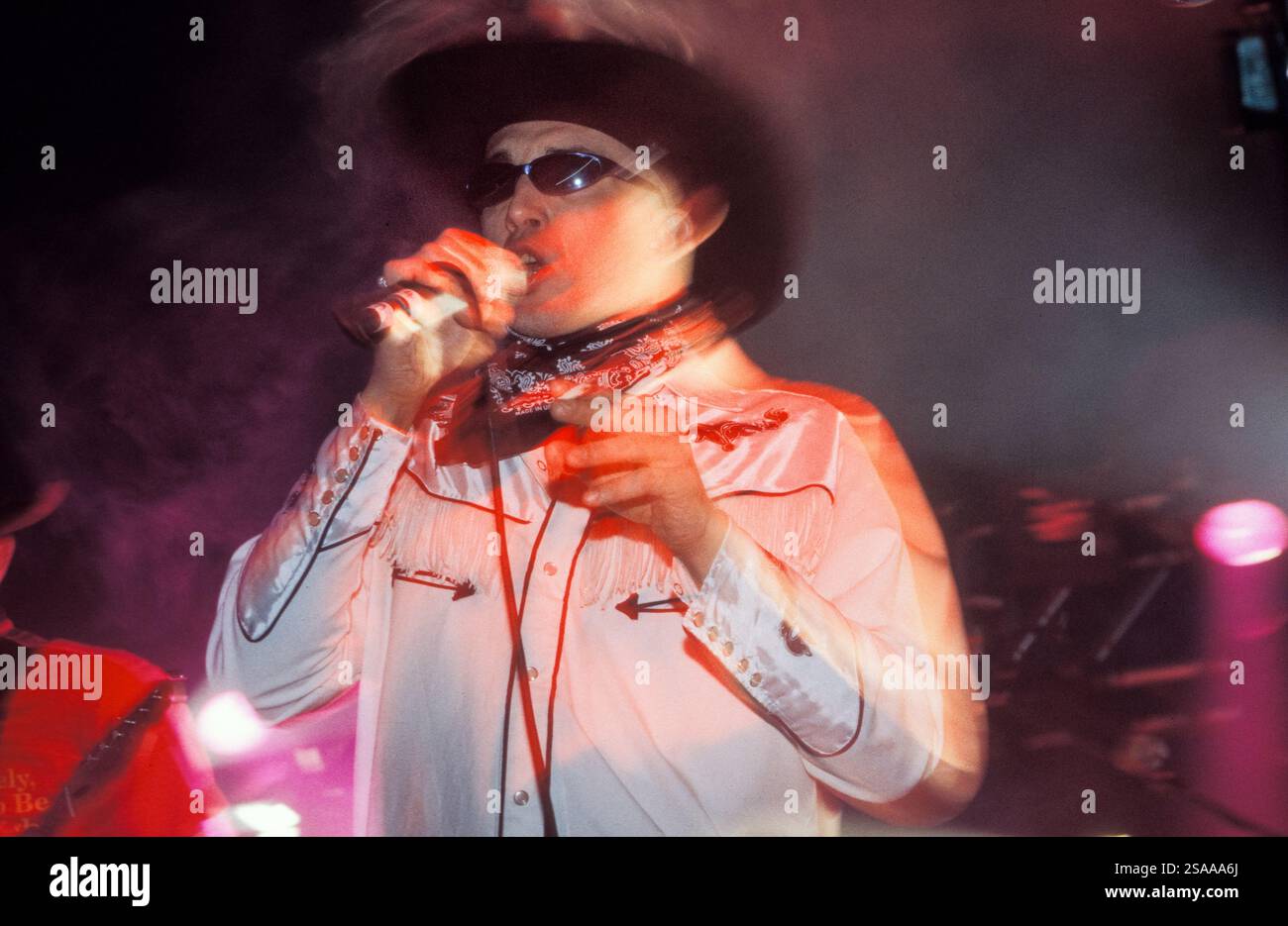 ALABAMA 3, READING FESTIVAL, 1998: Rob Spragg alias Larry Love von der Band Alabama 3, die am 28. August 1998 auf dem Reading Festival in Reading, Großbritannien spielte. Foto: Rob Watkins. INFO: Acid House. Bekannt für ihren Hit „Wake Up This Morning“, der in den Sopranos zu sehen ist, liefern sie politisch aufgeladene, genretrotzende, eklektische Musik. Stockfoto