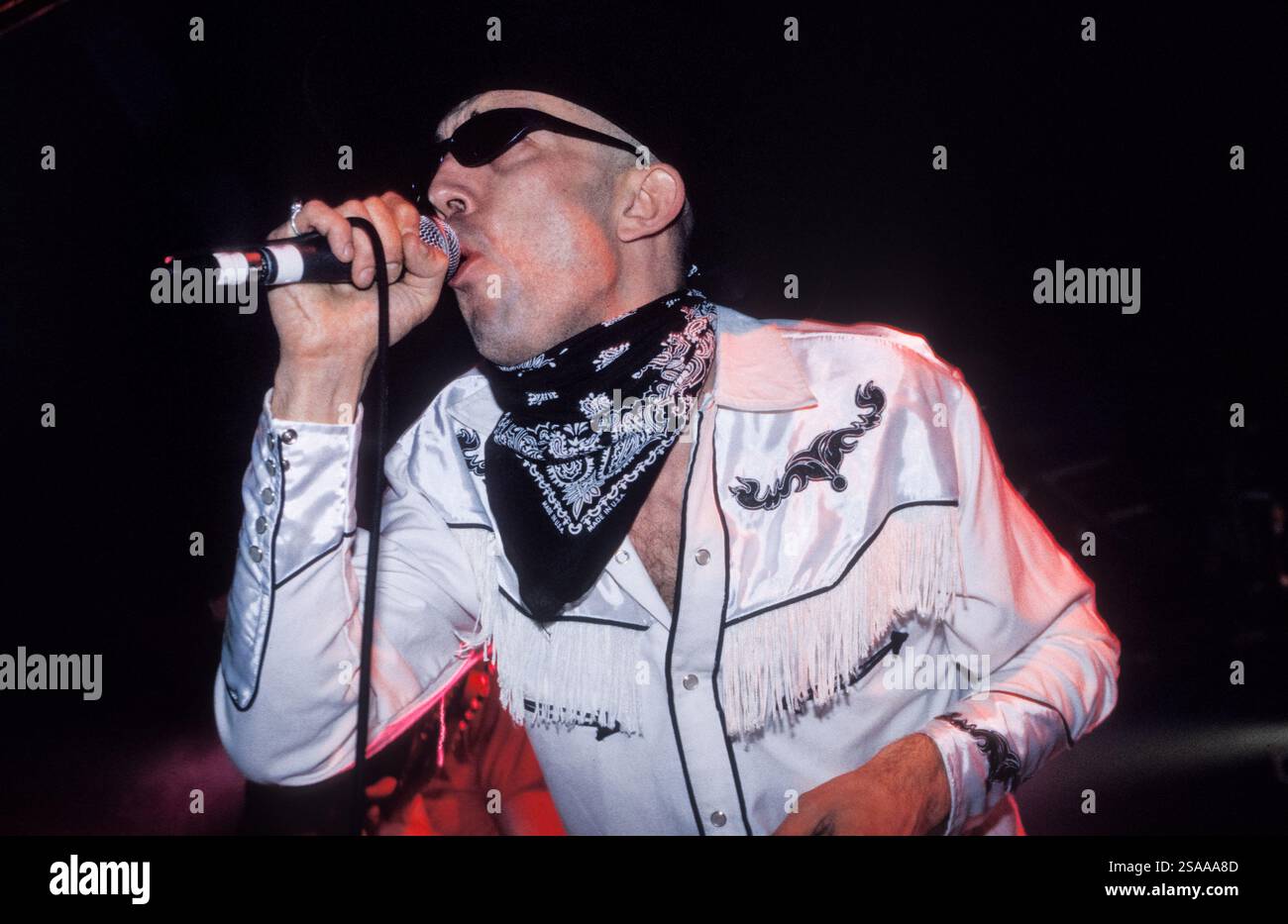 ALABAMA 3, READING FESTIVAL, 1998: Rob Spragg alias Larry Love von der Band Alabama 3, die am 28. August 1998 auf dem Reading Festival in Reading, Großbritannien spielte. Foto: Rob Watkins. INFO: Acid House. Bekannt für ihren Hit „Wake Up This Morning“, der in den Sopranos zu sehen ist, liefern sie politisch aufgeladene, genretrotzende, eklektische Musik. Stockfoto