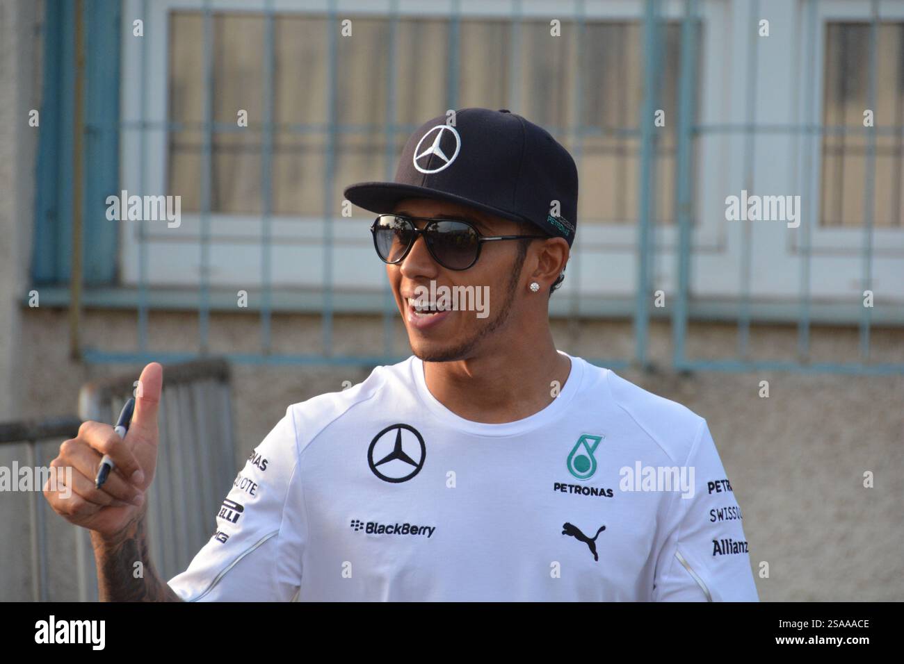 F1-Legende Lewis Hamilton unterzeichnete am 27. Juli 2014 Autogramme für Fans in Budapest und teilte einen besonderen Moment mit seinen Anhängern Stockfoto