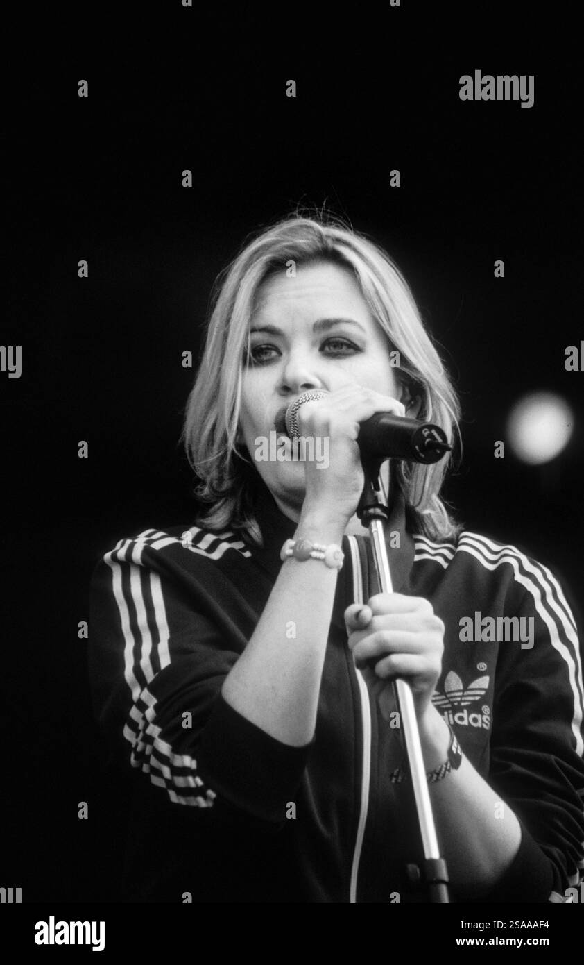 ALISHA's ATTIC, KONZERT, 1997: Karen Poole von der Popband Alisha's Attic spielt am 14. Juni 1997 in Cardiff, Wales, Großbritannien. Foto: Rob Watkins. INFO: Alisha’s Attic war ein britisches Pop-Duo, das in den 1990er Jahren von den Schwestern Karen und Shellie Poole gegründet wurde Bekannt für ihre schrulligen, introspektiven Texte und einladenden Melodien, Hits wie I am, hat I Feel ihnen eine hingebungsvolle Fangemeinde eingebracht. Stockfoto