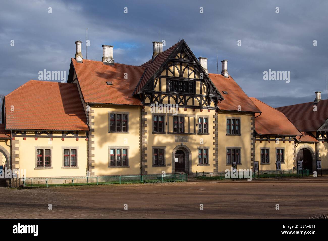 Zucht von Schwarzen Kladruber-Pferden im Gestüt Slatinany, Teil des Nationalgestüts Kladruby nad Labem in Slatinany, Region Chrudim, Tschechische Republik, 29. Januar 2025. (CTK Foto/Josef Vostarek) Stockfoto