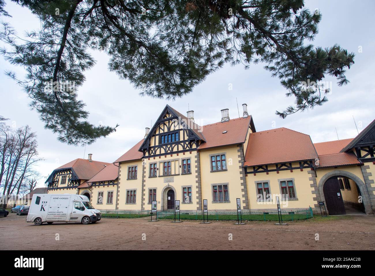 Zucht von Schwarzen Kladruber-Pferden im Gestüt Slatinany, Teil des Nationalgestüts Kladruby nad Labem in Slatinany, Region Chrudim, Tschechische Republik, 29. Januar 2025. (CTK Foto/Josef Vostarek) Stockfoto