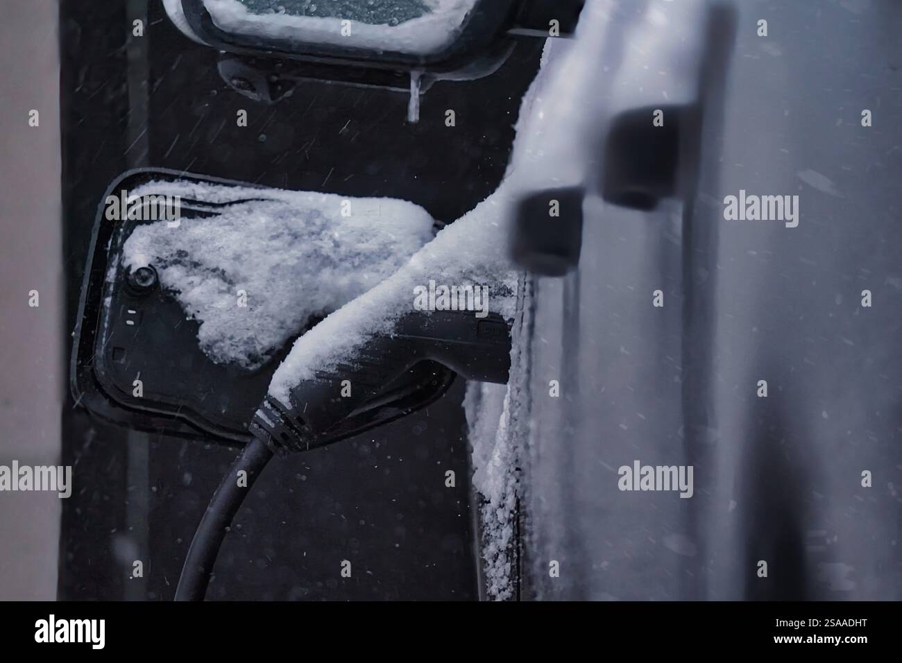 Elektrischer Ladestecker an einem Elektrofahrzeug. Stockfoto
