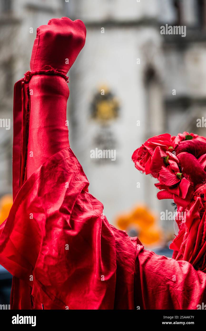 London, Großbritannien. 29. Januar 2025. Die roten Rebellen schließen sich dem Protest draußen an, als das Berufungsgericht Anträge auf Berufungsurteile in Bezug auf die Fälle von Just Stop Oil-Unterstützern hört, die wegen vier verschiedenen Protestaktionen verurteilt wurden. Zu den Fällen gehören: Die „Whole Truth Five“, die M25 zu stören, fünf Personen, die verurteilt wurden, weil sie auf Portale über der M25 kletterten, vier Personen, die Tunnel am Navigator Oil Terminal besetzten, und zwei Personen, die Suppe auf Van Gogh's Sunflowers warfen. Das Gericht prüft, ob gewissenhafte Motivation als Abmilderung zu betrachten ist. Guy Bel Stockfoto