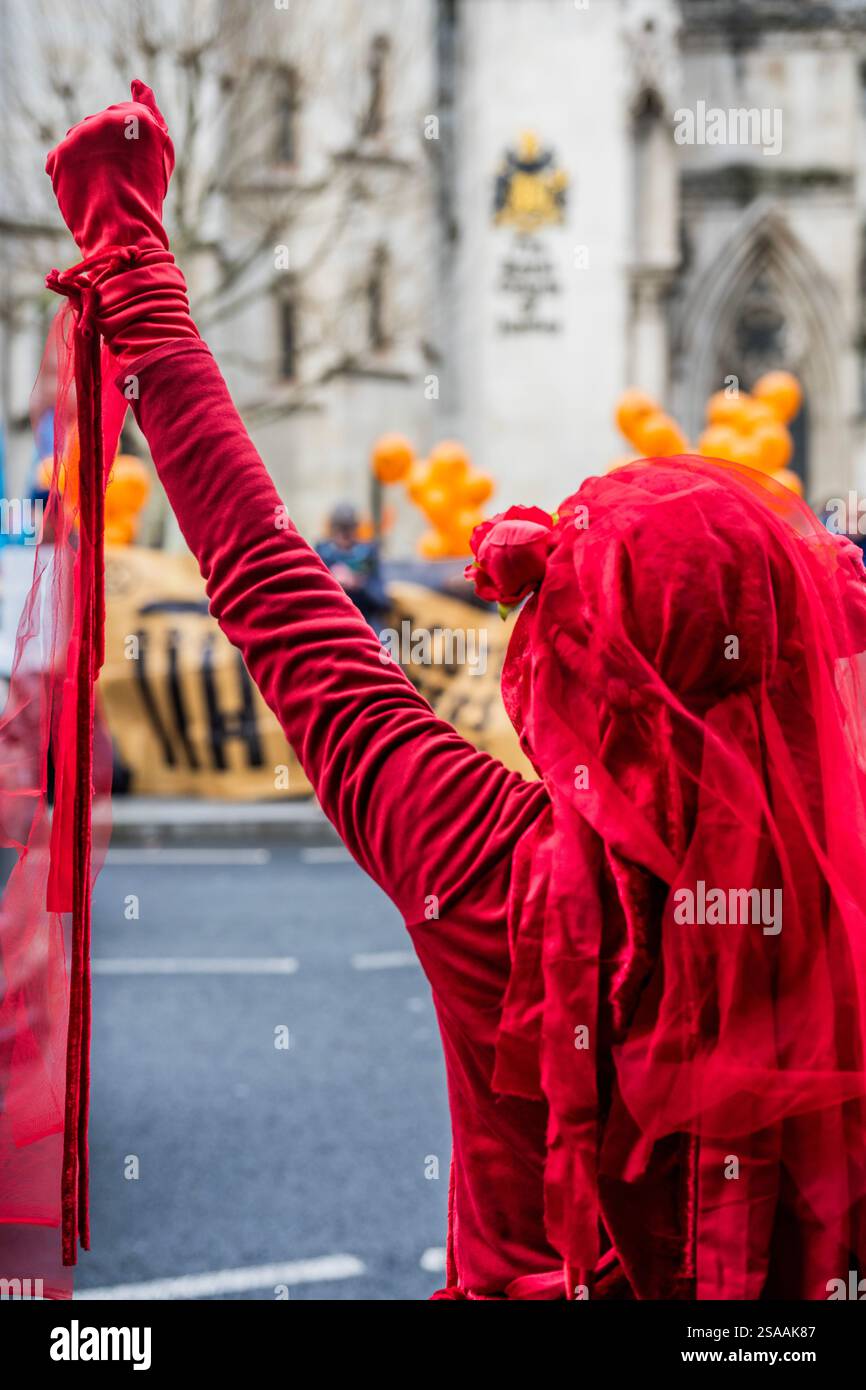London, Großbritannien. 29. Januar 2025. Die roten Rebellen schließen sich dem Protest draußen an, als das Berufungsgericht Anträge auf Berufungsurteile in Bezug auf die Fälle von Just Stop Oil-Unterstützern hört, die wegen vier verschiedenen Protestaktionen verurteilt wurden. Zu den Fällen gehören: Die „Whole Truth Five“, die M25 zu stören, fünf Personen, die verurteilt wurden, weil sie auf Portale über der M25 kletterten, vier Personen, die Tunnel am Navigator Oil Terminal besetzten, und zwei Personen, die Suppe auf Van Gogh's Sunflowers warfen. Das Gericht prüft, ob gewissenhafte Motivation als Abmilderung zu betrachten ist. Guy Bel Stockfoto