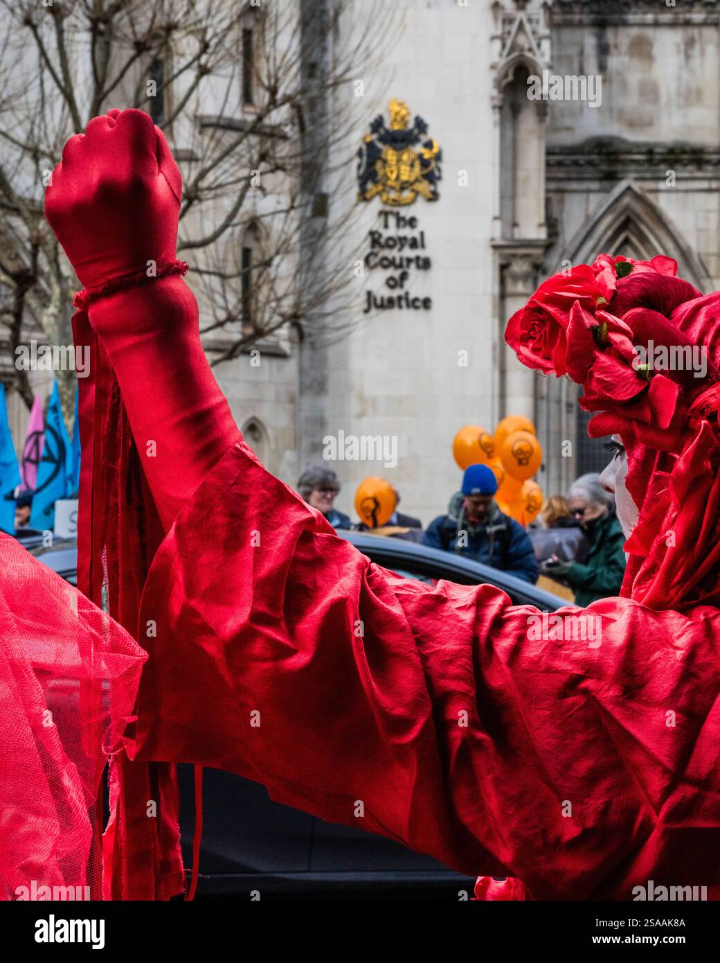 London, Großbritannien. 29. Januar 2025. Die roten Rebellen schließen sich dem Protest draußen an, als das Berufungsgericht Anträge auf Berufungsurteile in Bezug auf die Fälle von Just Stop Oil-Unterstützern hört, die wegen vier verschiedenen Protestaktionen verurteilt wurden. Zu den Fällen gehören: Die „Whole Truth Five“, die M25 zu stören, fünf Personen, die verurteilt wurden, weil sie auf Portale über der M25 kletterten, vier Personen, die Tunnel am Navigator Oil Terminal besetzten, und zwei Personen, die Suppe auf Van Gogh's Sunflowers warfen. Das Gericht prüft, ob gewissenhafte Motivation als Abmilderung zu betrachten ist. Guy Bel Stockfoto