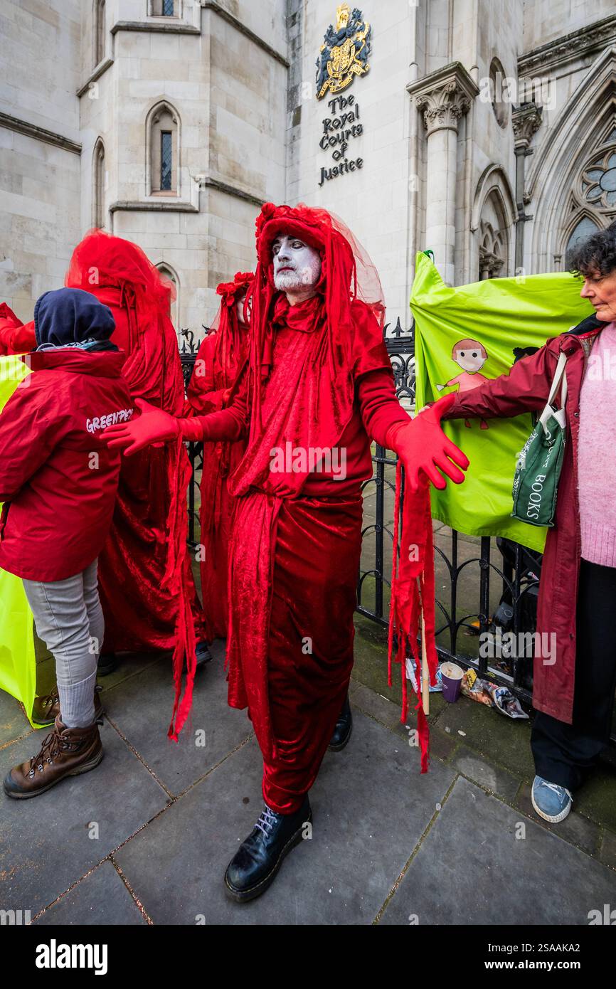 London, Großbritannien. 29. Januar 2025. Die roten Rebellen schließen sich dem Protest draußen an, als das Berufungsgericht Anträge auf Berufungsurteile in Bezug auf die Fälle von Just Stop Oil-Unterstützern hört, die wegen vier verschiedenen Protestaktionen verurteilt wurden. Zu den Fällen gehören: Die „Whole Truth Five“, die M25 zu stören, fünf Personen, die verurteilt wurden, weil sie auf Portale über der M25 kletterten, vier Personen, die Tunnel am Navigator Oil Terminal besetzten, und zwei Personen, die Suppe auf Van Gogh's Sunflowers warfen. Das Gericht prüft, ob gewissenhafte Motivation als Abmilderung zu betrachten ist. Guy Bel Stockfoto