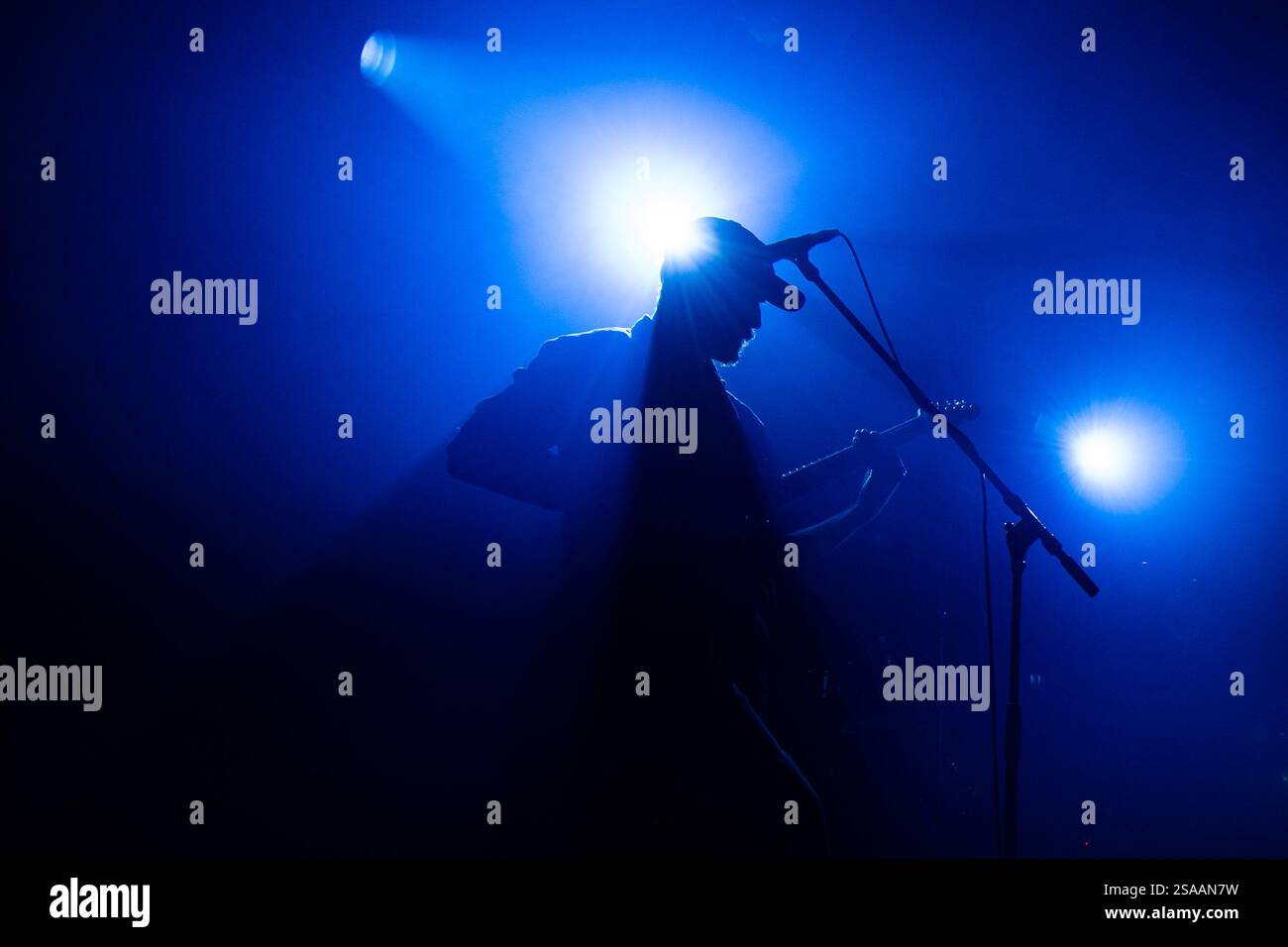 MELBOURNE, AUSTRALIEN. Januar 2025. Im Bild: Russ Flynn, der Bassist von X Ambassadors, einer amerikanischen Pop-Rock-Band aus Ithaca, New York, USA, wird von blauen Bühnenlichtern beleuchtet, während er auf der Bühne im Corner Hotel in Richmond, Melbourne, Australien auftritt. Nur Redaktionelle Verwendung. Quelle: Karl Phillipson / Alamy Live News Stockfoto