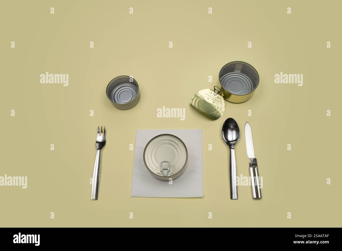 Besteck Messer Gabellöffel Serviettendosen leer geschlossen auf gelb, Besteck. Nichts zum Abendessen. Was willst du auf den Teller legen? Stockfoto