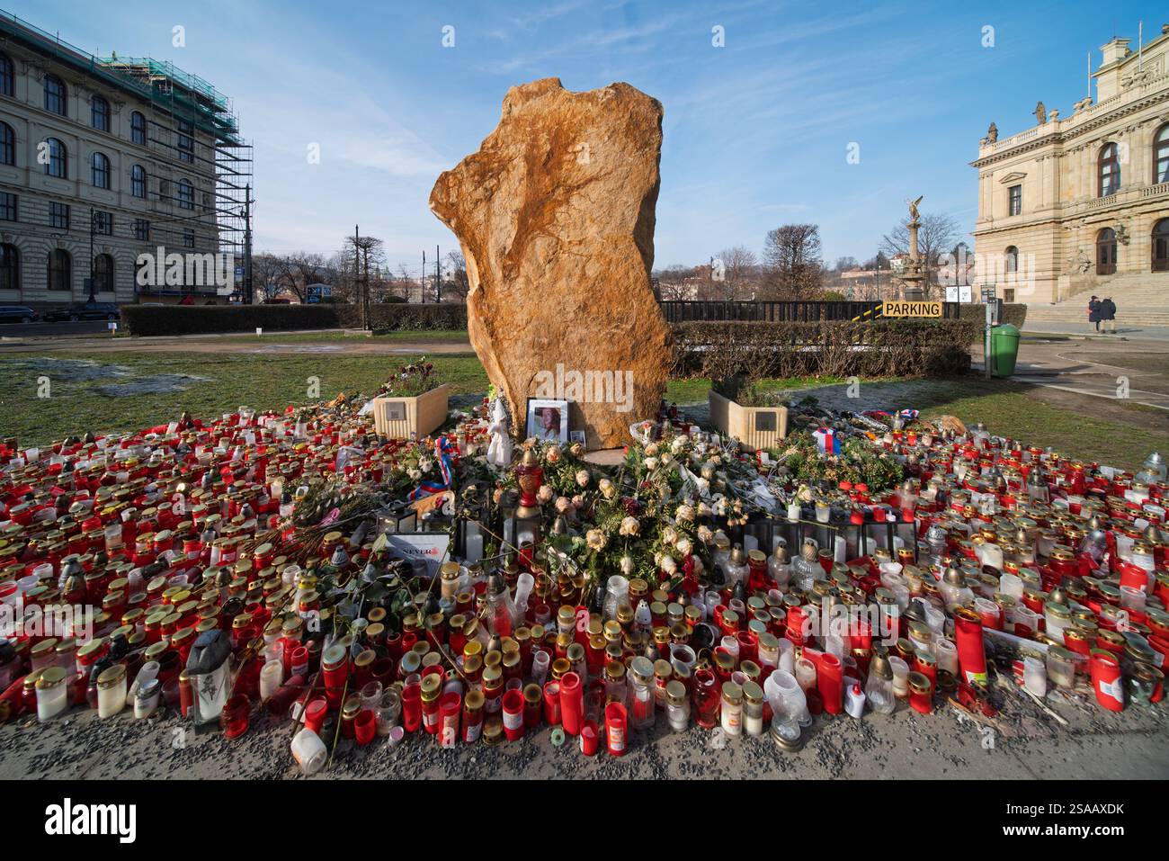 Gedenkfeier für die Opfer der Schießerei an der Fakultät der Künste der Karlsuniversität (Prag) vom 21. Dezember 2023. Steindenkmal mit Kerzen und Bildern. Stockfoto
