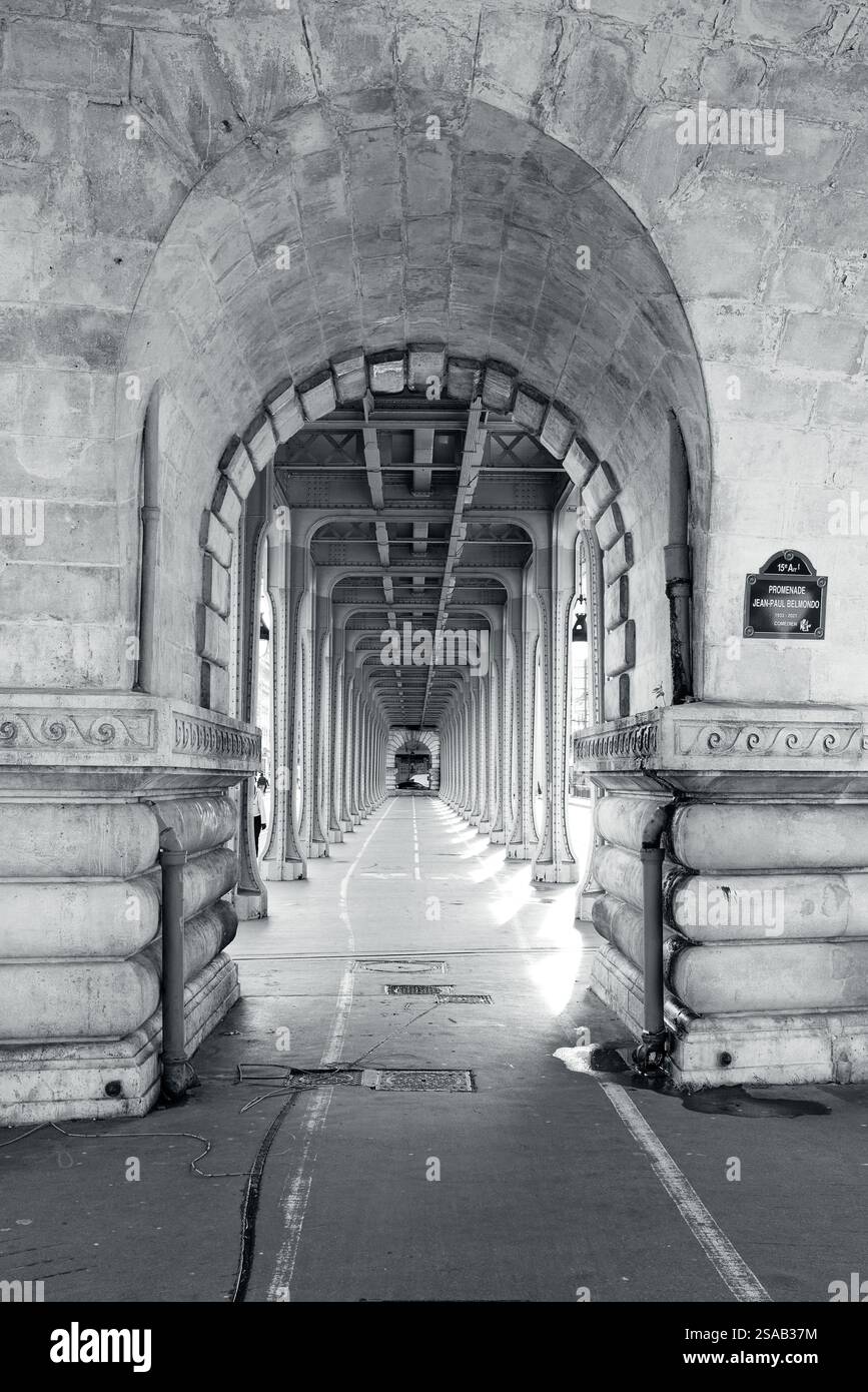 Paris, Frankreich, 01.27.2025 Schwarzweiß-Foto der Promenade Jean Paul Belmondo auf der Bir Hakeim-Brücke Stockfoto