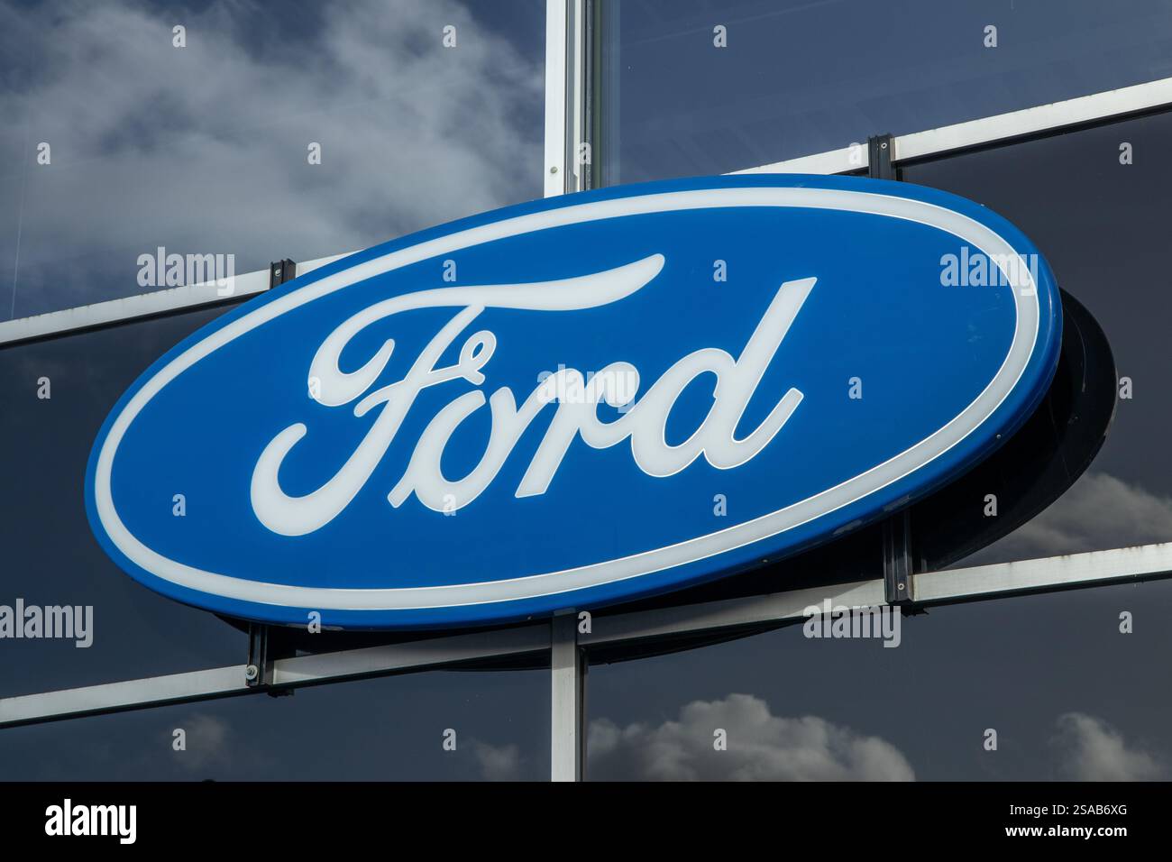 Ford-Logo im Autohändler. Ford ist ein Vertreter der amerikanischen Automobilmarke. Stockfoto Ford-Logo im Autohändler. Ford ist ein Vertreter der amerikanischen Automobilmarke. Stockfoto