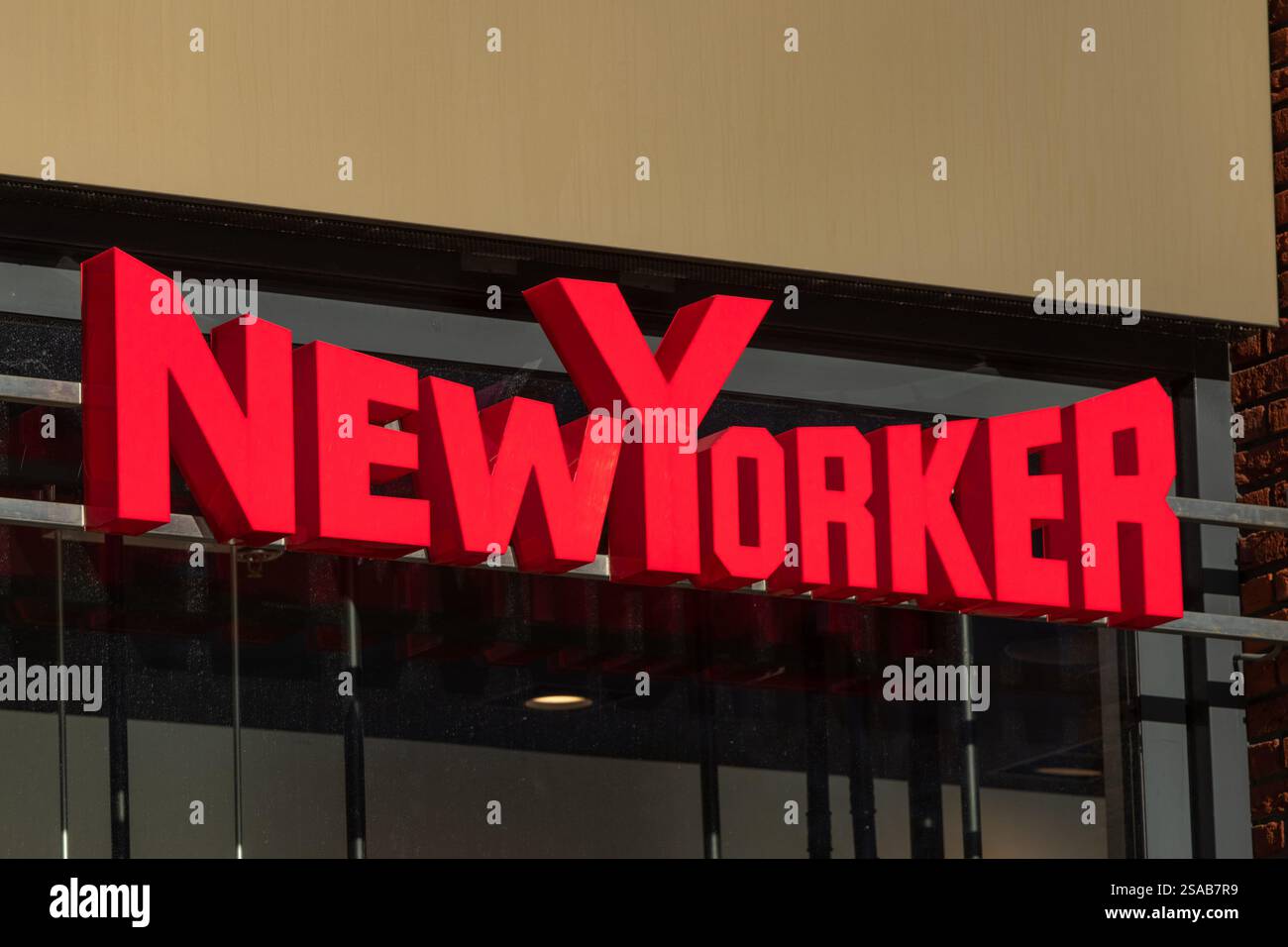 NewYorker Shop Logo-Schild, ein deutscher Bekleidungshändler mit Hauptsitz in Braunschweig. Stockfoto