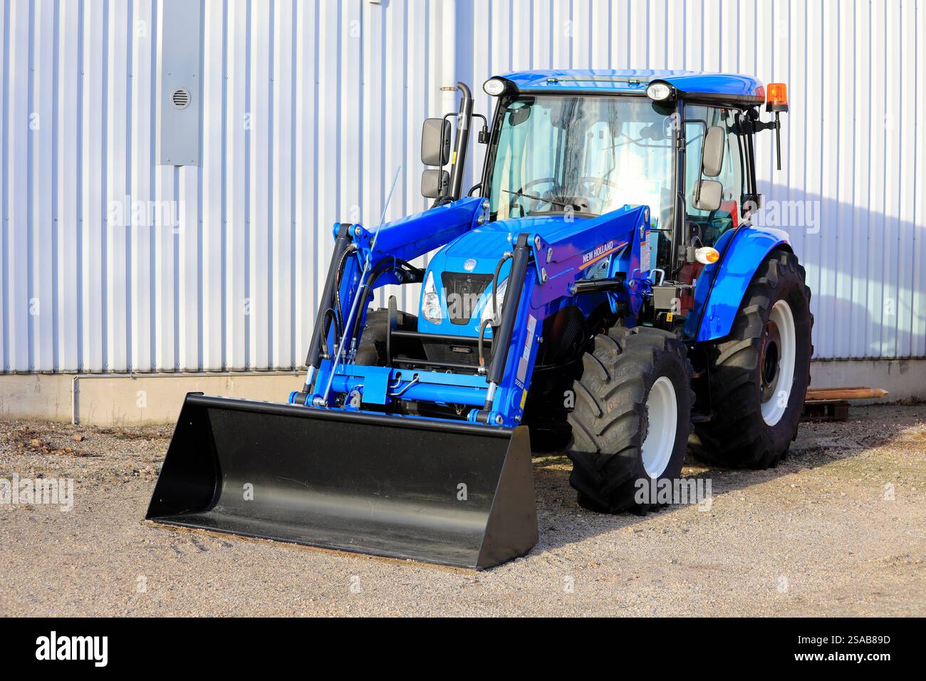 Traktor New Holland T4.75 S mit Frontlader 555LU, parkt bei New Holland Agriculture Händlerbetrieb. Salo, Finnland. Januar 2025. Stockfoto