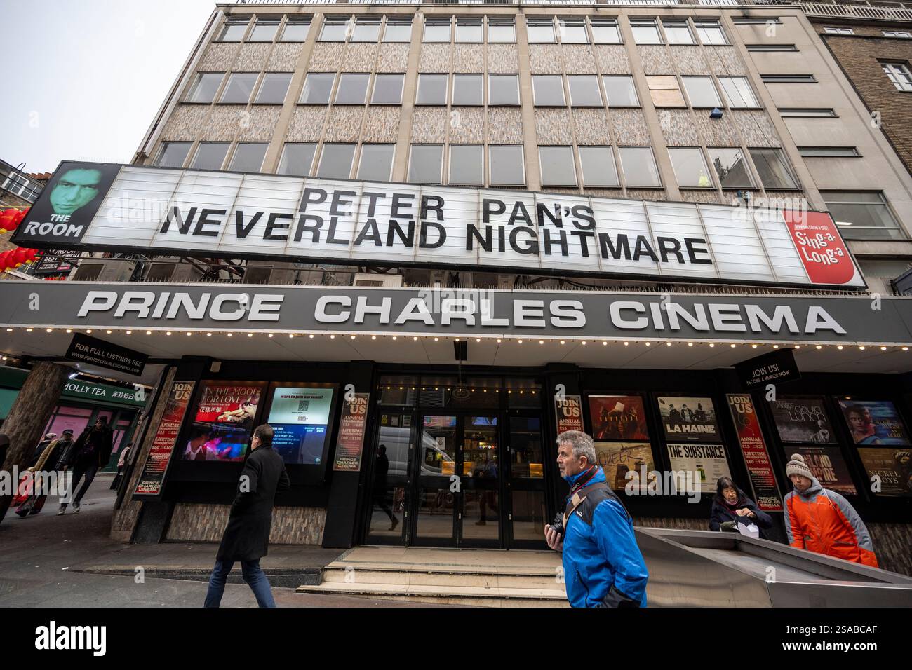 London, Großbritannien. 29. Januar 2025. Ein allgemeiner Blick auf das Prince Charles Cinema in der Nähe von Chinatown und Leicester Square. Der Veranstaltungsort hat angekündigt, dass er nach Ablauf seines derzeitigen Mietvertrags zur Schließung gezwungen werden könnte, da er seinem Vermieter, Criteria Capital, eine „Einschüchterung“ vorwirft, indem er eine Miete in einer Höhe verlangt, die kein Kinobetreiber für angemessen hält“, sowie eine vorgeschlagene Klausel in seinem Mietvertrag, die ihn verpflichten würde, die Immobilie innerhalb von sechs Monaten zu räumen, falls das Grundstück neu errichtet werden sollte. Quelle: Stephen Chung / Alamy Live News Stockfoto