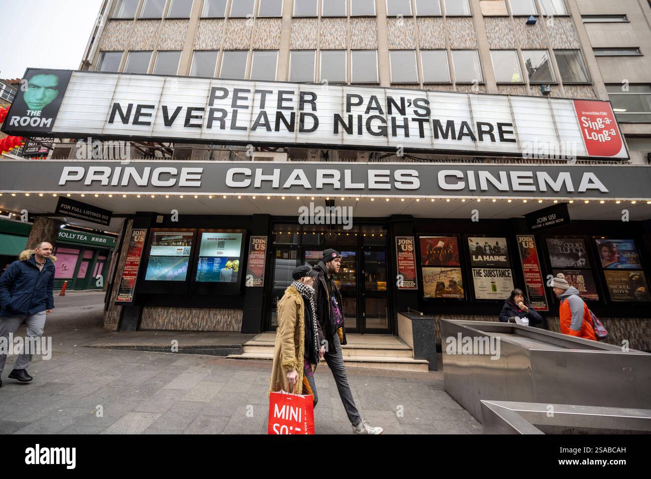 London, Großbritannien. 29. Januar 2025. Ein allgemeiner Blick auf das Prince Charles Cinema in der Nähe von Chinatown und Leicester Square. Der Veranstaltungsort hat angekündigt, dass er nach Ablauf seines derzeitigen Mietvertrags zur Schließung gezwungen werden könnte, da er seinem Vermieter, Criteria Capital, eine „Einschüchterung“ vorwirft, indem er eine Miete in einer Höhe verlangt, die kein Kinobetreiber für angemessen hält“, sowie eine vorgeschlagene Klausel in seinem Mietvertrag, die ihn verpflichten würde, die Immobilie innerhalb von sechs Monaten zu räumen, falls das Grundstück neu errichtet werden sollte. Quelle: Stephen Chung / Alamy Live News Stockfoto