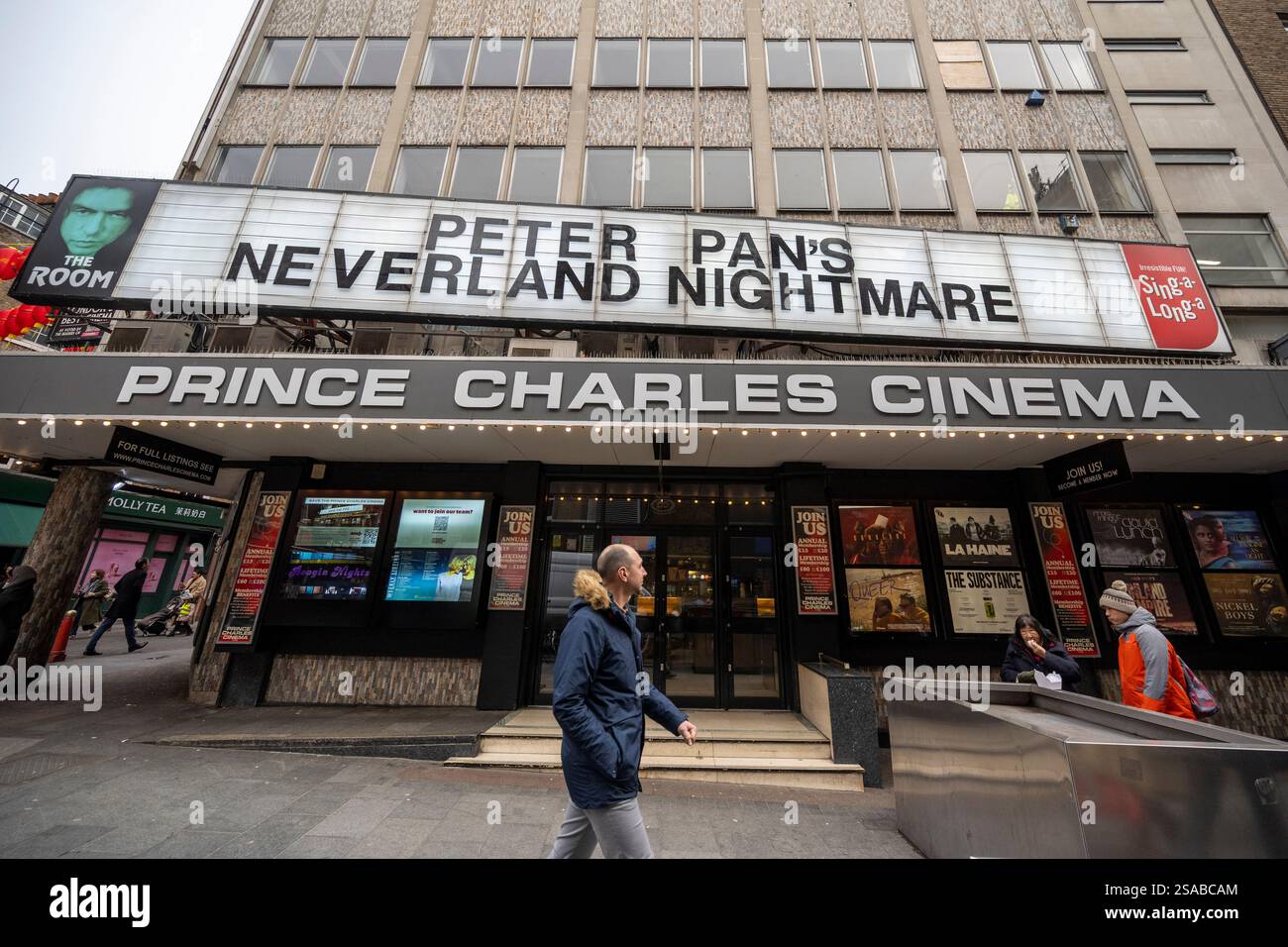 London, Großbritannien. 29. Januar 2025. Ein allgemeiner Blick auf das Prince Charles Cinema in der Nähe von Chinatown und Leicester Square. Der Veranstaltungsort hat angekündigt, dass er nach Ablauf seines derzeitigen Mietvertrags zur Schließung gezwungen werden könnte, da er seinem Vermieter, Criteria Capital, eine „Einschüchterung“ vorwirft, indem er eine Miete in einer Höhe verlangt, die kein Kinobetreiber für angemessen hält“, sowie eine vorgeschlagene Klausel in seinem Mietvertrag, die ihn verpflichten würde, die Immobilie innerhalb von sechs Monaten zu räumen, falls das Grundstück neu errichtet werden sollte. Quelle: Stephen Chung / Alamy Live News Stockfoto