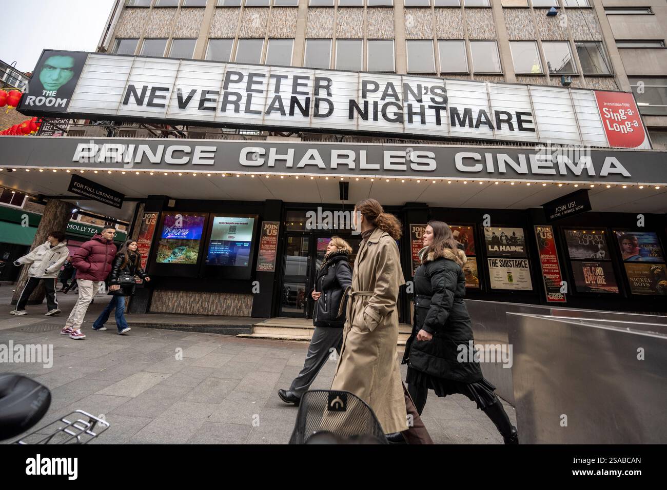 London, Großbritannien. 29. Januar 2025. Ein allgemeiner Blick auf das Prince Charles Cinema in der Nähe von Chinatown und Leicester Square. Der Veranstaltungsort hat angekündigt, dass er nach Ablauf seines derzeitigen Mietvertrags zur Schließung gezwungen werden könnte, da er seinem Vermieter, Criteria Capital, eine „Einschüchterung“ vorwirft, indem er eine Miete in einer Höhe verlangt, die kein Kinobetreiber für angemessen hält“, sowie eine vorgeschlagene Klausel in seinem Mietvertrag, die ihn verpflichten würde, die Immobilie innerhalb von sechs Monaten zu räumen, falls das Grundstück neu errichtet werden sollte. Quelle: Stephen Chung / Alamy Live News Stockfoto