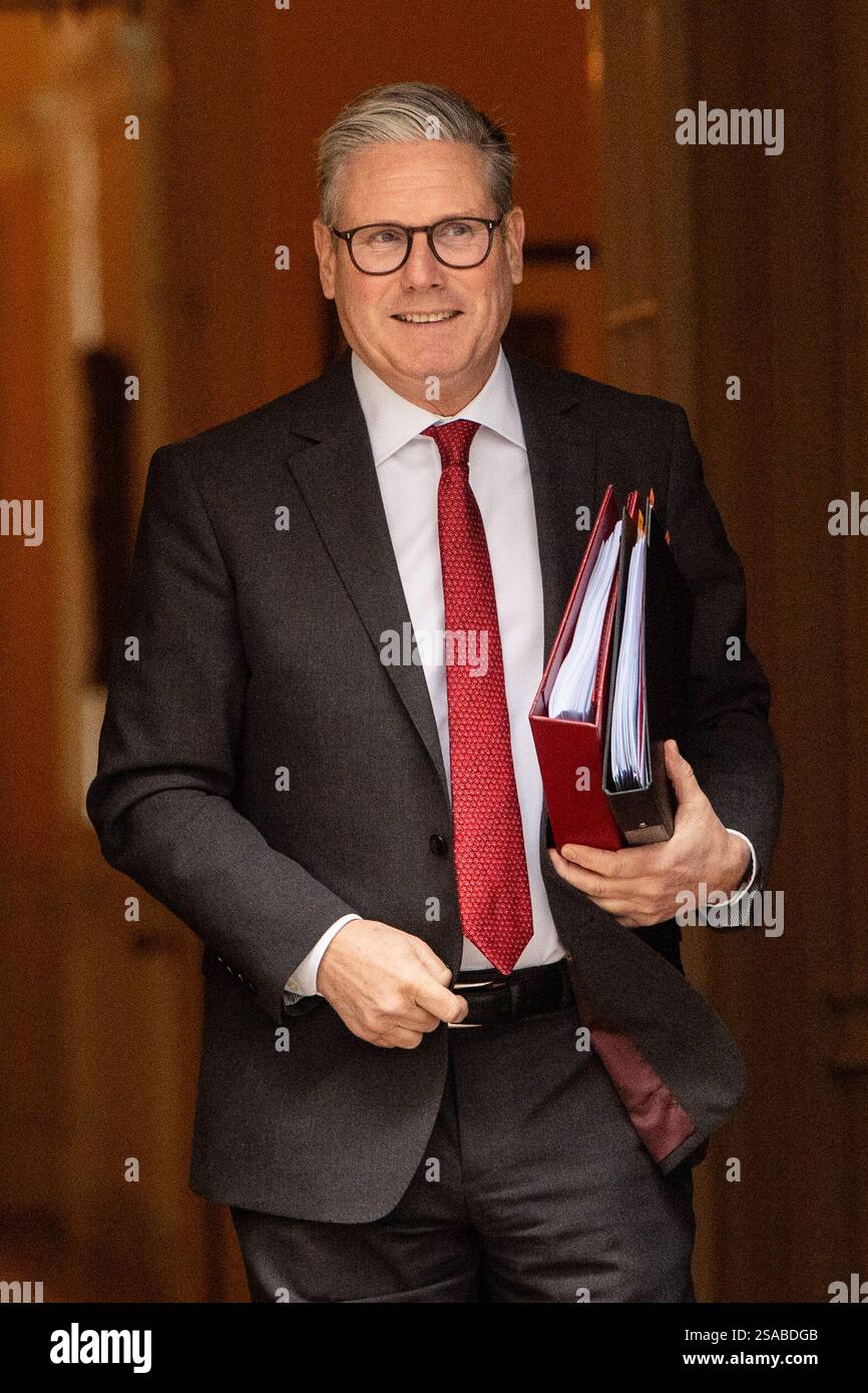 London, England, Großbritannien. Januar 2025. Der britische Premierminister KEIR STARMER wird gesehen, wie er 10 Downing Street verlässt und zum Unterhaus fährt, um die wöchentliche Sitzung über Fragen des Premierministers (PMQs) abzuhalten. (Kreditbild: © Thomas Krych/ZUMA Press Wire) NUR REDAKTIONELLE VERWENDUNG! Nicht für kommerzielle ZWECKE! Stockfoto