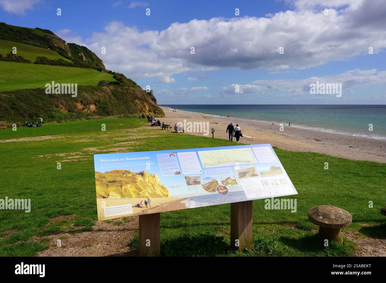 Branscombe Mouth & Beach mit East Cliff Beyond, Jurassic Coast, South Devon, England, Großbritannien im September Stockfoto