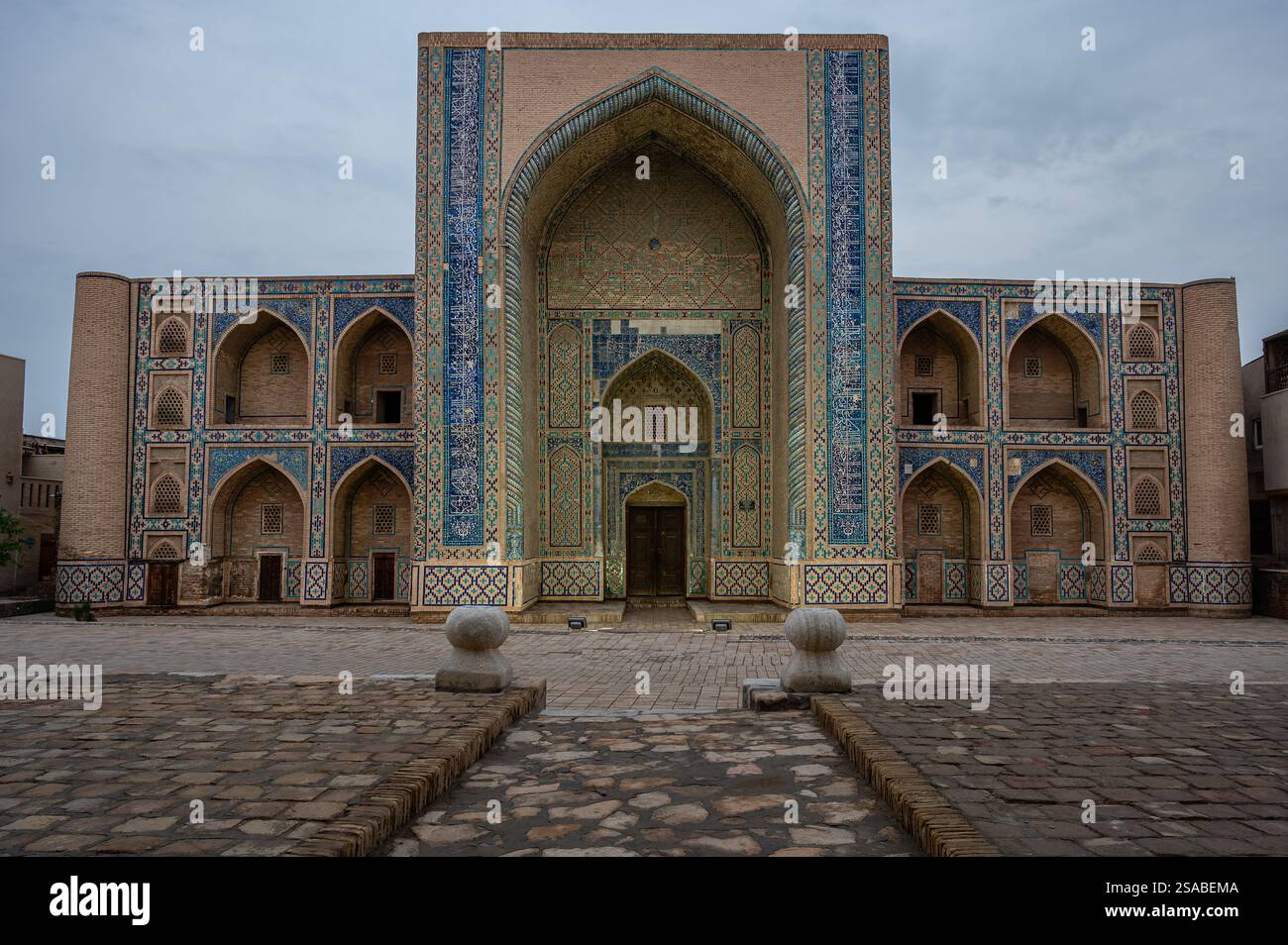 Seitenansicht der Mirarab-Madrasa in Buchara, Usbekistan Stockfoto