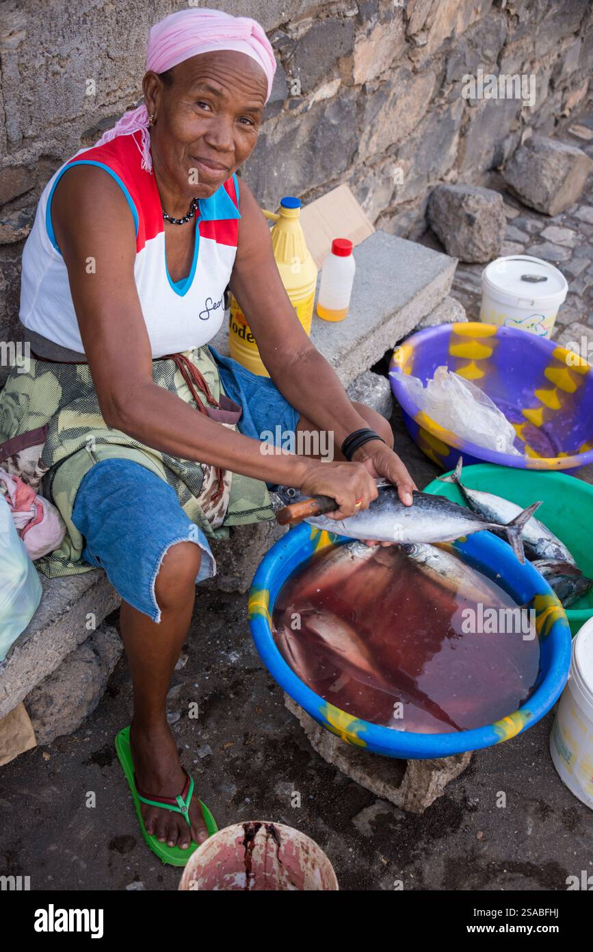 Alte Frau, die Fisch verkauft, auf den Straßen von Porto Novo auf der Insel Santo Antao, Kap Verde Stockfoto