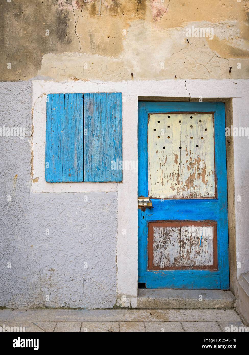 Alte verwitterte blaue Tür aus Holz auf der kroatischen Insel Cres Cres Kroatien Stockfoto