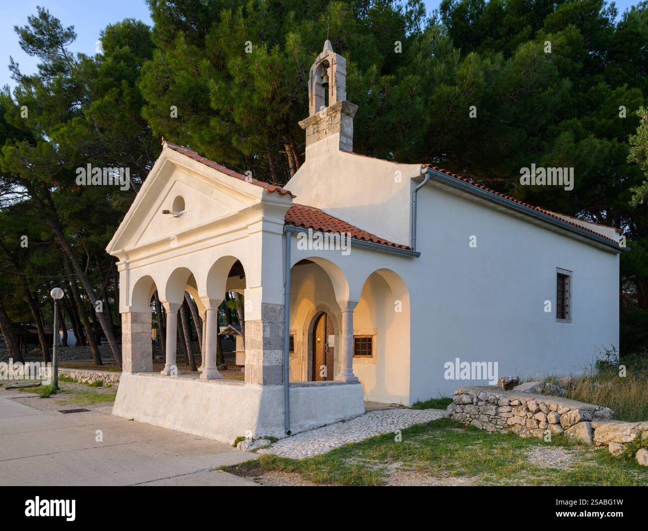 Die Kapelle Sveti Nikola in Cres Kroatien an einem sonnigen Abend im Frühling Kroatien Stockfoto