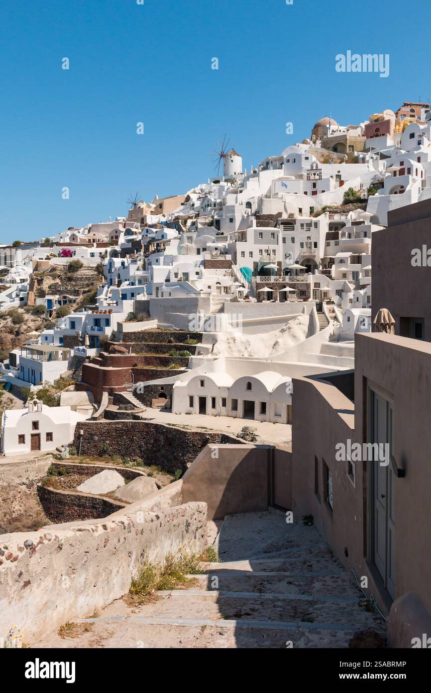 Weiße Häuser und Windmühlen von Oia, Santorin Stockfoto