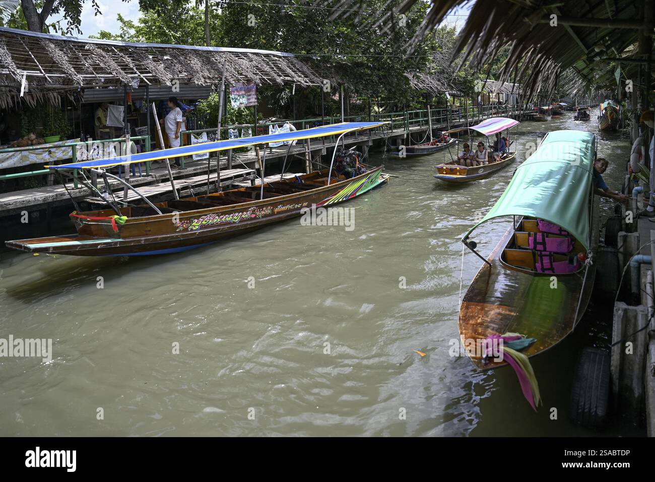 Ausflugsboote auf einem Kanal, Taling Chan, Bangkok, Thailand, Asien Stockfoto