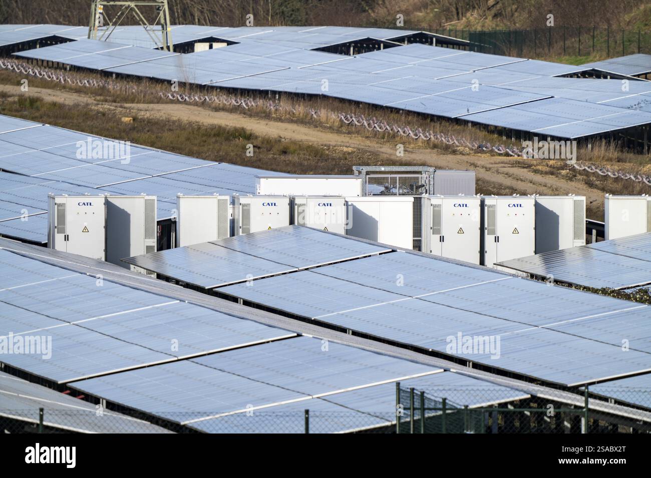20 MW-Peak-Solarpark auf rekultivierten Tagebaugebieten im Braunkohlebergwerk Garzweiler, bodenmontierte Photovoltaikanlagen mit Integrat Stockfoto