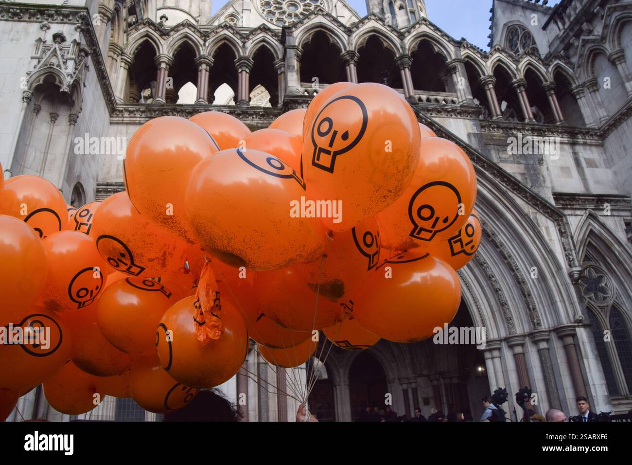 London, England, Großbritannien. Januar 2025. Demonstranten halten Ballons mit dem JSO-Logo vor den königlichen Justizgerichten, um Just Stop-Ölaktivisten zu unterstützen, die gegen ihre Verurteilungen Berufung einlegen. 16 Aktivisten, bekannt als „Lord Walney 16“, wurden wegen Klimaprotesten inhaftiert. (Kreditbild: © Vuk Valcic/ZUMA Press Wire) NUR REDAKTIONELLE VERWENDUNG! Nicht für kommerzielle ZWECKE! Stockfoto