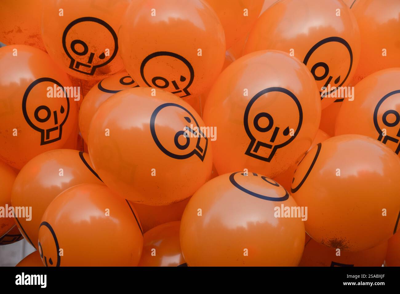 London, England, Großbritannien. Januar 2025. Demonstranten halten Ballons mit dem JSO-Logo vor den königlichen Justizgerichten, um Just Stop-Ölaktivisten zu unterstützen, die gegen ihre Verurteilungen Berufung einlegen. 16 Aktivisten, bekannt als „Lord Walney 16“, wurden wegen Klimaprotesten inhaftiert. (Kreditbild: © Vuk Valcic/ZUMA Press Wire) NUR REDAKTIONELLE VERWENDUNG! Nicht für kommerzielle ZWECKE! Stockfoto