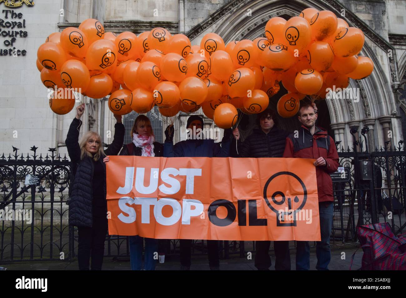 London, England, Großbritannien. Januar 2025. Demonstranten halten Ballons mit dem JSO-Logo vor den königlichen Justizgerichten, um Just Stop-Ölaktivisten zu unterstützen, die gegen ihre Verurteilungen Berufung einlegen. 16 Aktivisten, bekannt als „Lord Walney 16“, wurden wegen Klimaprotesten inhaftiert. (Kreditbild: © Vuk Valcic/ZUMA Press Wire) NUR REDAKTIONELLE VERWENDUNG! Nicht für kommerzielle ZWECKE! Stockfoto