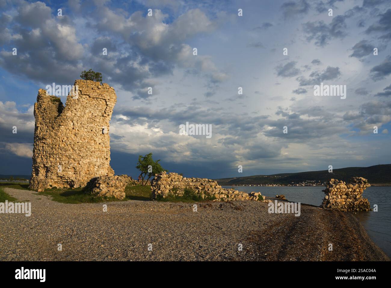 Alte Ruine am Meer bei Sonnenuntergang unter wolkenblauem Himmel, VeÄ ka kula, Vecka kula, Starigrad, Starigrad-Paklenica, Zadar, Kroatien, Europa Stockfoto